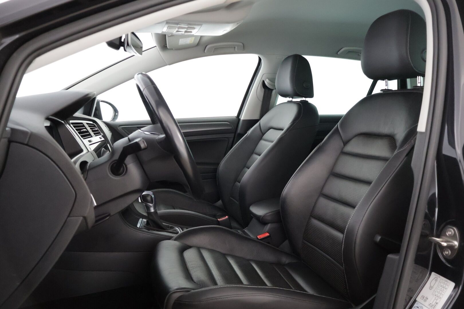 Volkswagen Golf 2019 e-Golf 100 kW (136 hv) automaatti * ACC / BLIS / Nahkapenkit! / Digimittaristo / Kessy / Lane Assist / Ledit / P.kamera* - * Nahkapenkeillä varusteltu asiallinen e-Golf kovilla varusteilla ! * - Osta nyt, maksa vasta ensi vuonna