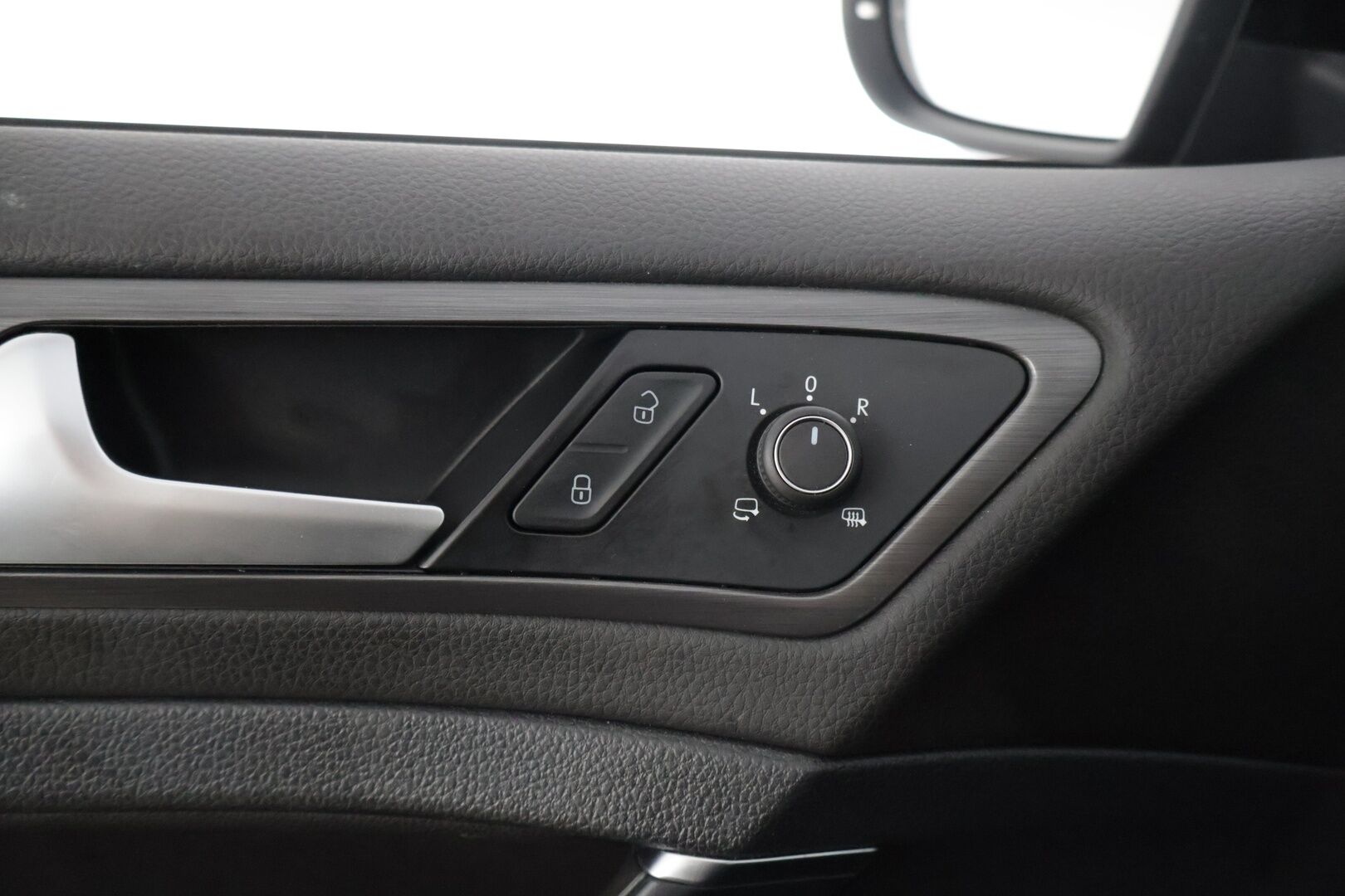 Volkswagen Golf 2019 e-Golf 100 kW (136 hv) automaatti * ACC / BLIS / Nahkapenkit! / Digimittaristo / Kessy / Lane Assist / Ledit / P.kamera* - * Nahkapenkeillä varusteltu asiallinen e-Golf kovilla varusteilla ! * - Osta nyt, maksa vasta ensi vuonna