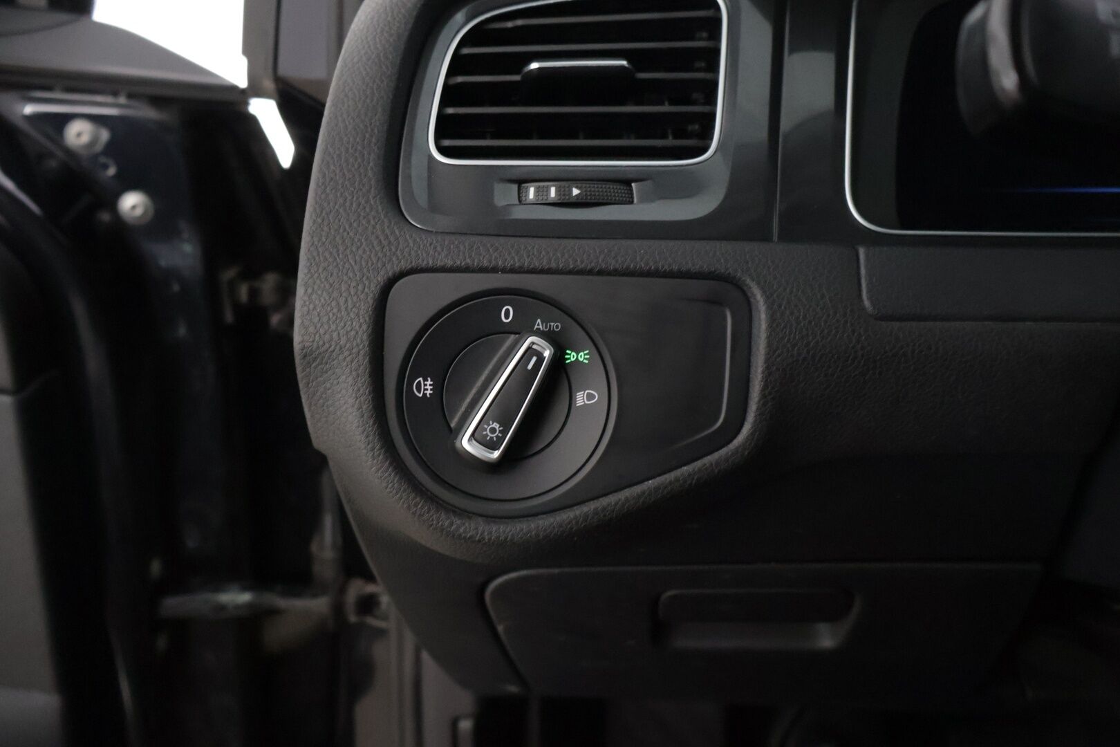 Volkswagen Golf 2019 e-Golf 100 kW (136 hv) automaatti * ACC / BLIS / Nahkapenkit! / Digimittaristo / Kessy / Lane Assist / Ledit / P.kamera* - * Nahkapenkeillä varusteltu asiallinen e-Golf kovilla varusteilla ! * - Osta nyt, maksa vasta ensi vuonna