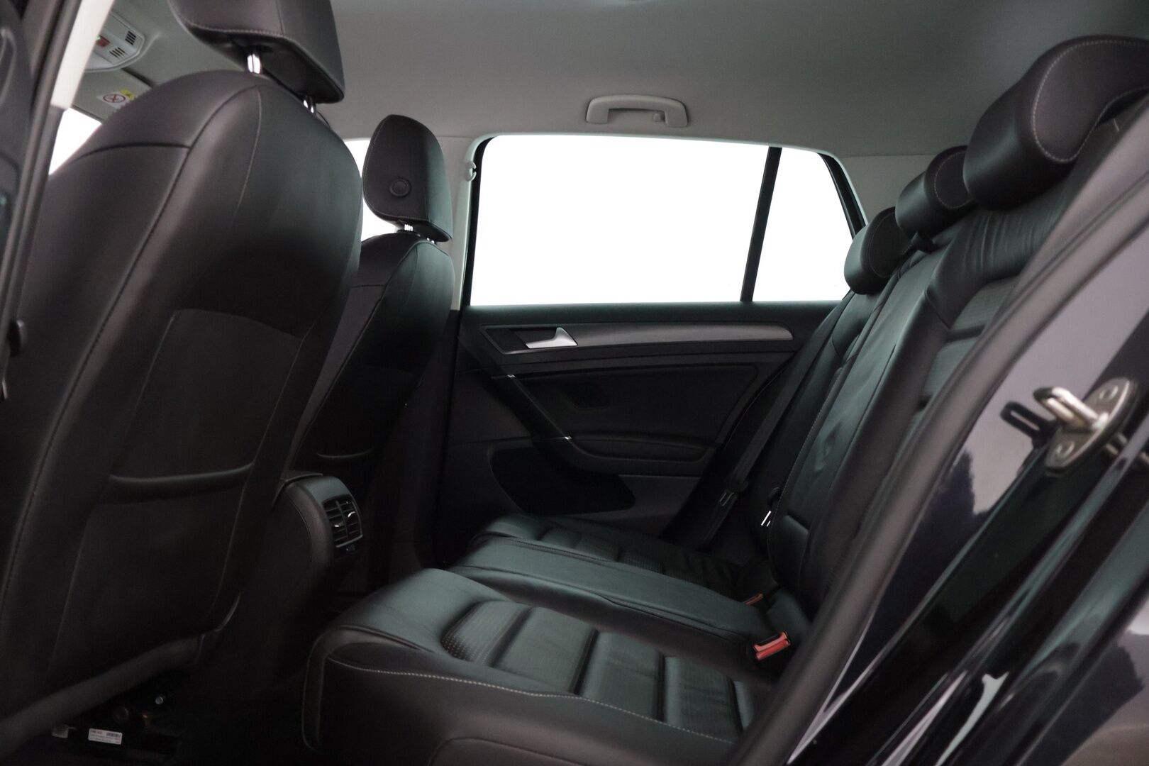 Volkswagen Golf 2019 e-Golf 100 kW (136 hv) automaatti * ACC / BLIS / Nahkapenkit! / Digimittaristo / Kessy / Lane Assist / Ledit / P.kamera* - * Nahkapenkeillä varusteltu asiallinen e-Golf kovilla varusteilla ! * - Osta nyt, maksa vasta ensi vuonna