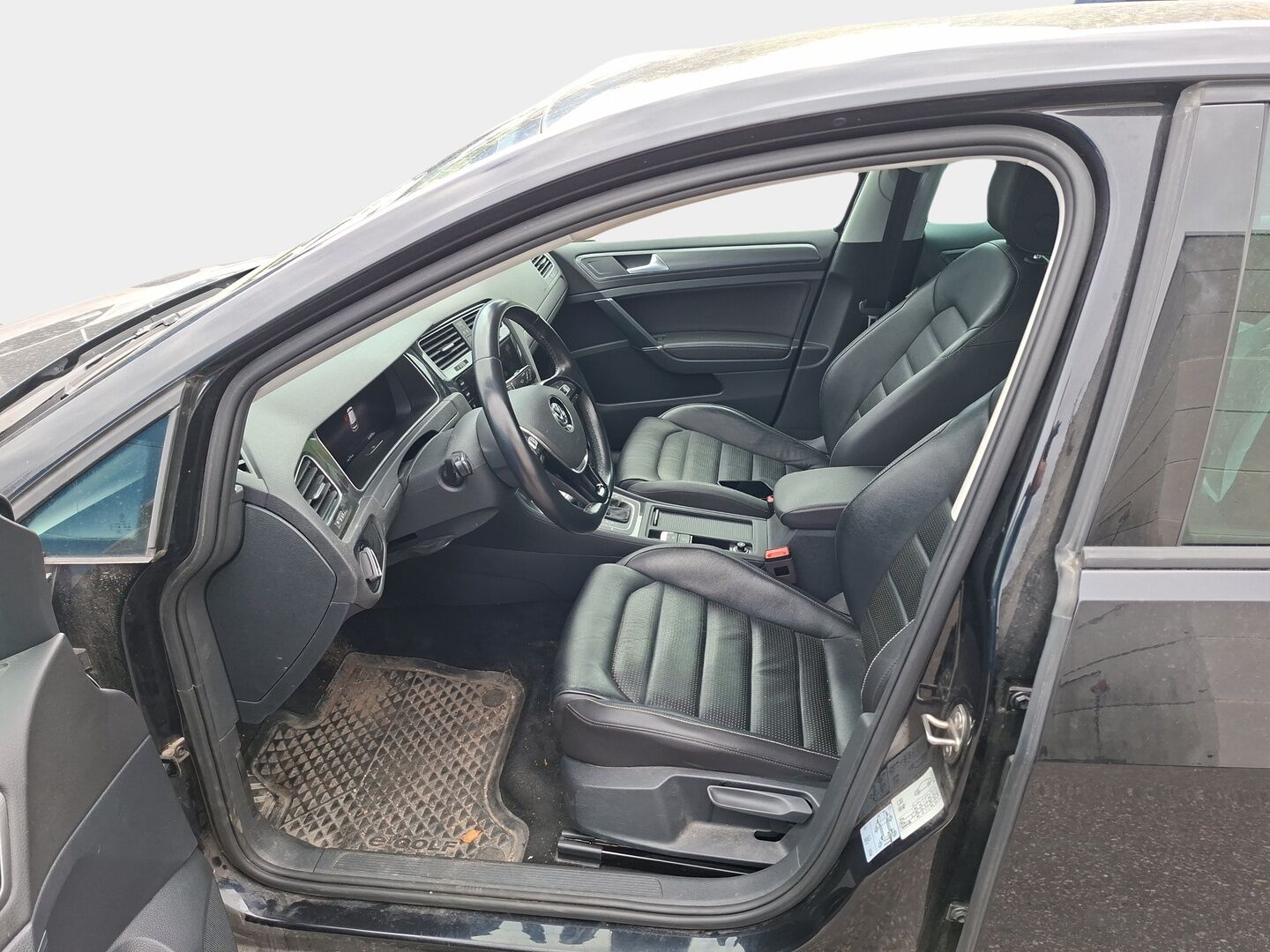 Volkswagen Golf 2019 e-Golf 100 kW (136 hv) automaatti * ACC / BLIS / Nahkapenkit! / Digimittaristo / Kessy / Lane Assist / Ledit / P.kamera* - * Nahkapenkeillä varusteltu asiallinen e-Golf kovilla varusteilla ! *