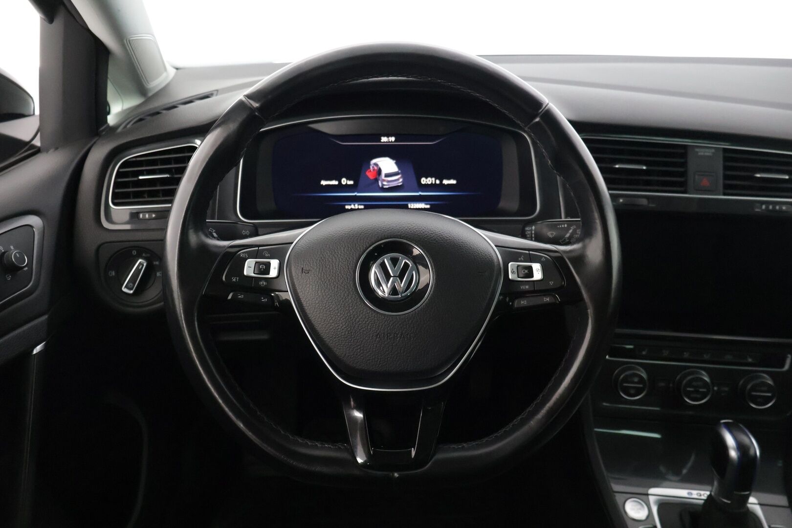 Volkswagen Golf 2019 e-Golf 100 kW (136 hv) automaatti * ACC / BLIS / Nahkapenkit! / Digimittaristo / Kessy / Lane Assist / Ledit / P.kamera* - * Nahkapenkeillä varusteltu asiallinen e-Golf kovilla varusteilla ! * - Osta nyt, maksa vasta ensi vuonna