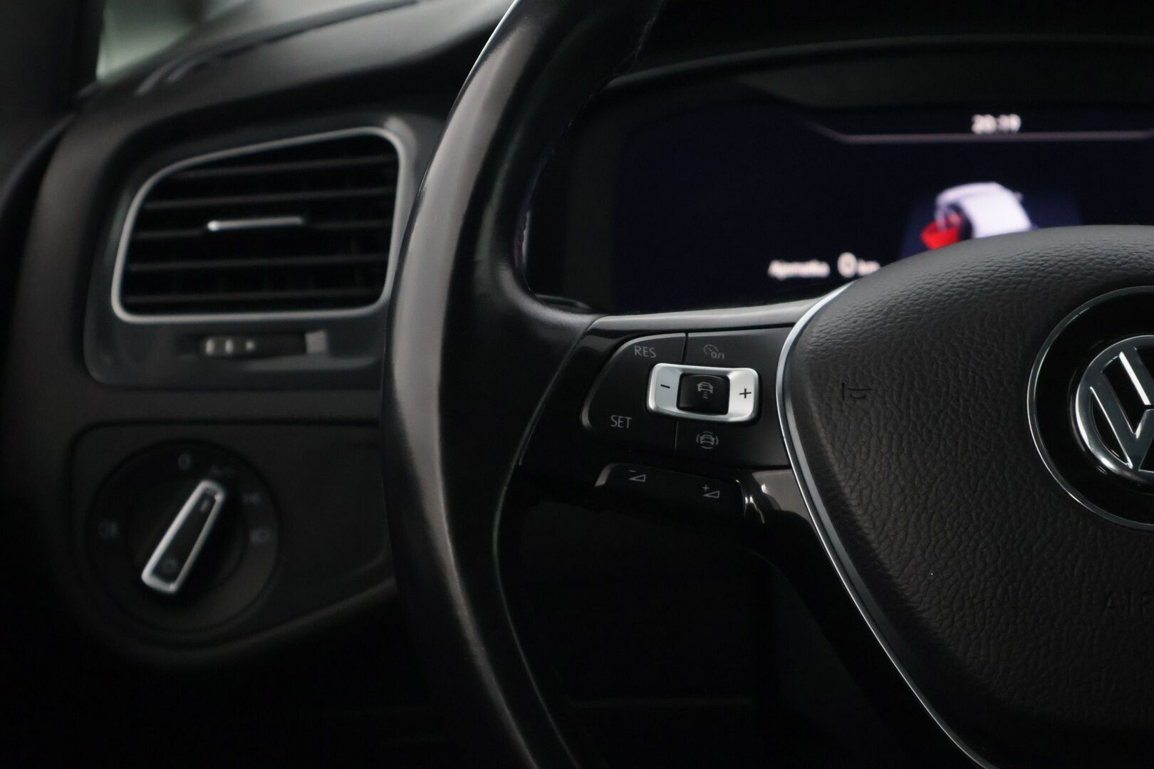 Volkswagen Golf 2019 e-Golf 100 kW (136 hv) automaatti * ACC / BLIS / Nahkapenkit! / Digimittaristo / Kessy / Lane Assist / Ledit / P.kamera* - * Nahkapenkeillä varusteltu asiallinen e-Golf kovilla varusteilla ! * - Osta nyt, maksa vasta ensi vuonna