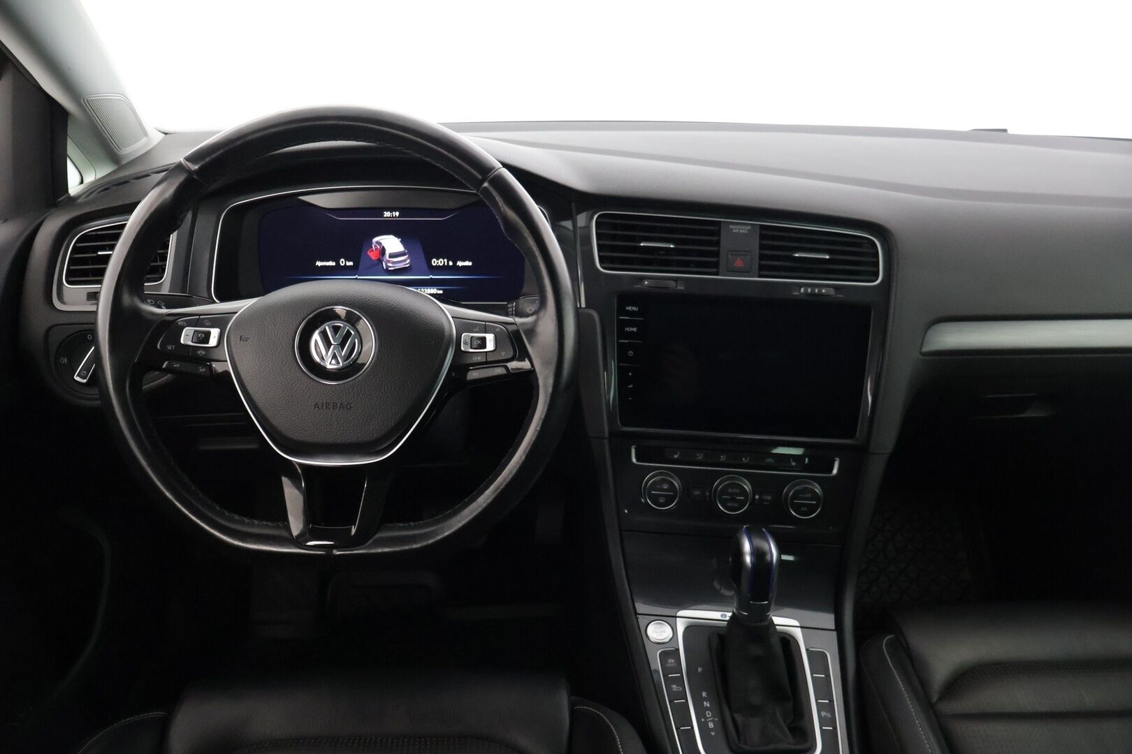 Volkswagen Golf 2019 e-Golf 100 kW (136 hv) automaatti * ACC / BLIS / Nahkapenkit! / Digimittaristo / Kessy / Lane Assist / Ledit / P.kamera* - * Nahkapenkeillä varusteltu asiallinen e-Golf kovilla varusteilla ! * - Osta nyt, maksa vasta ensi vuonna