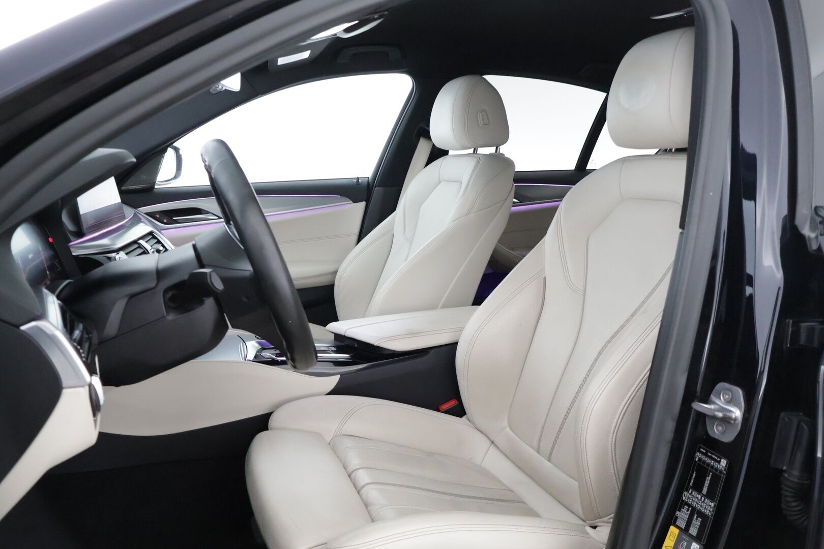 BMW 530 2019 G30 Sedan 530e A Charged Edition M Sport * Harman&Kardon / Dakota Nahat / P. Kamera / LED / Digimittaristo * - Vaaleat nahat / Kahdet renkaat aluvanteilla 