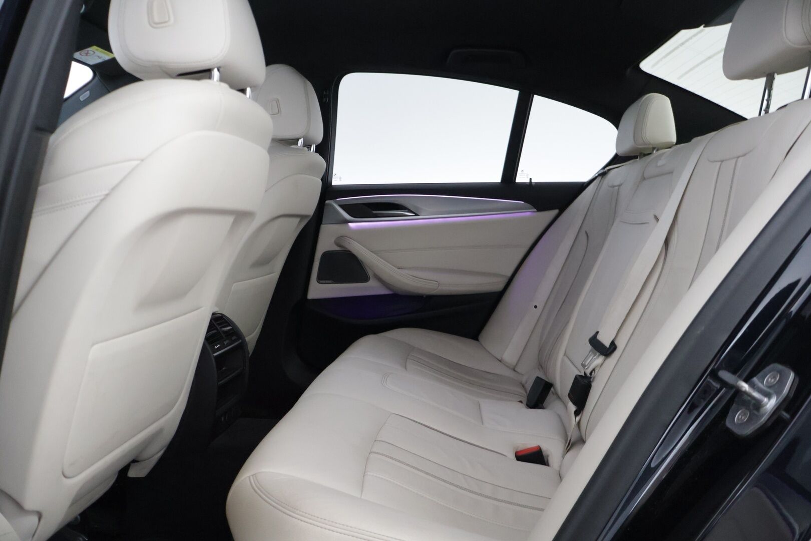 BMW 530 2019 G30 Sedan 530e A Charged Edition M Sport * Harman&Kardon / Dakota Nahat / P. Kamera / LED / Digimittaristo * - Vaaleat nahat / Kahdet renkaat aluvanteilla 