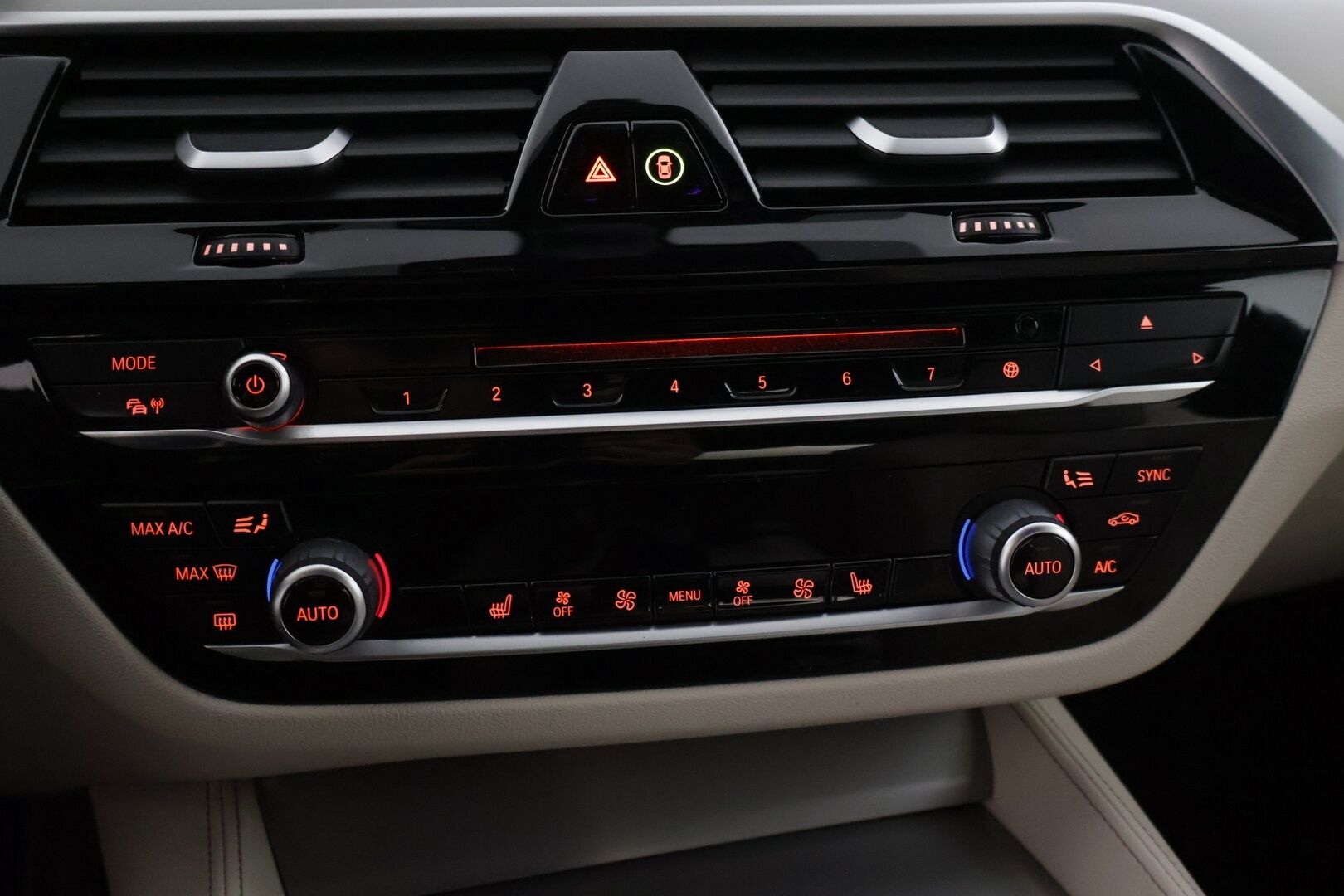 BMW 530 2019 G30 Sedan 530e A Charged Edition M Sport * Harman&Kardon / Dakota Nahat / P. Kamera / LED / Digimittaristo * - Vaaleat nahat / Kahdet renkaat aluvanteilla 