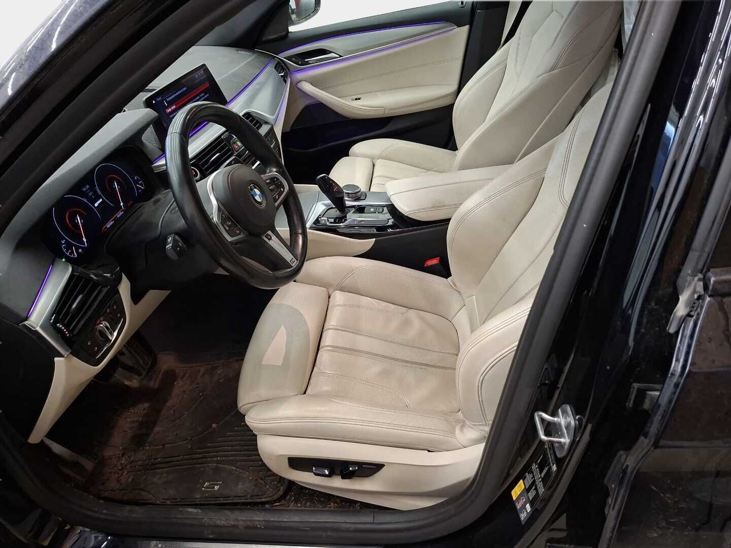 BMW 530 2019 G30 Sedan 530e A Charged Edition M Sport * H&K / Dakota Nahat / P. Kamera / LED / Digimittaristo * - Vaaleat nahat / Kahdet renkaat aluvanteilla - HULLUT VÄLIPÄIVÄT KORKOTARJOUS 2,49%