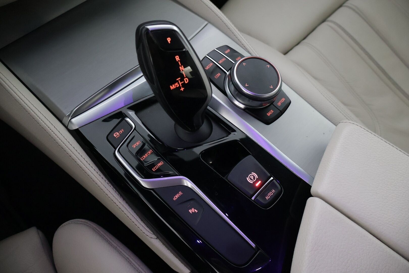 BMW 530 2019 G30 Sedan 530e A Charged Edition M Sport * Harman&Kardon / Dakota Nahat / P. Kamera / LED / Digimittaristo * - Vaaleat nahat / Kahdet renkaat aluvanteilla 