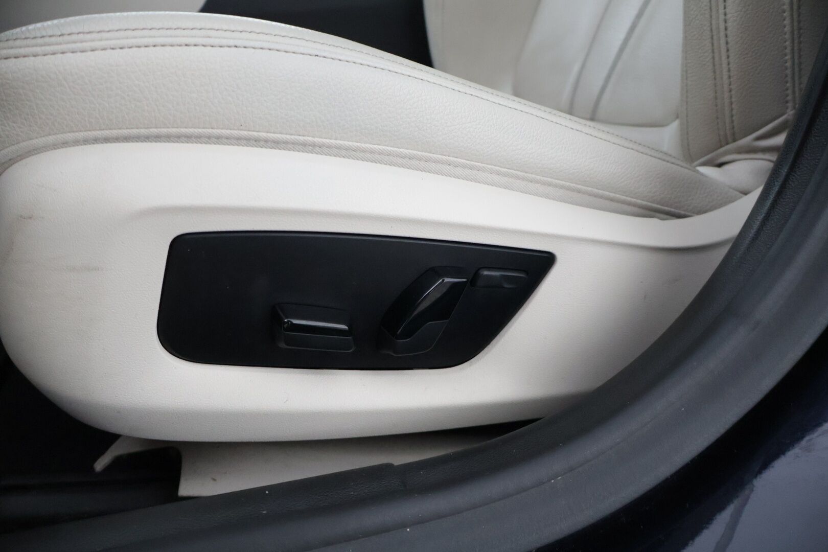 BMW 530 2019 G30 Sedan 530e A Charged Edition M Sport * Harman&Kardon / Dakota Nahat / P. Kamera / LED / Digimittaristo * - Vaaleat nahat / Kahdet renkaat aluvanteilla 