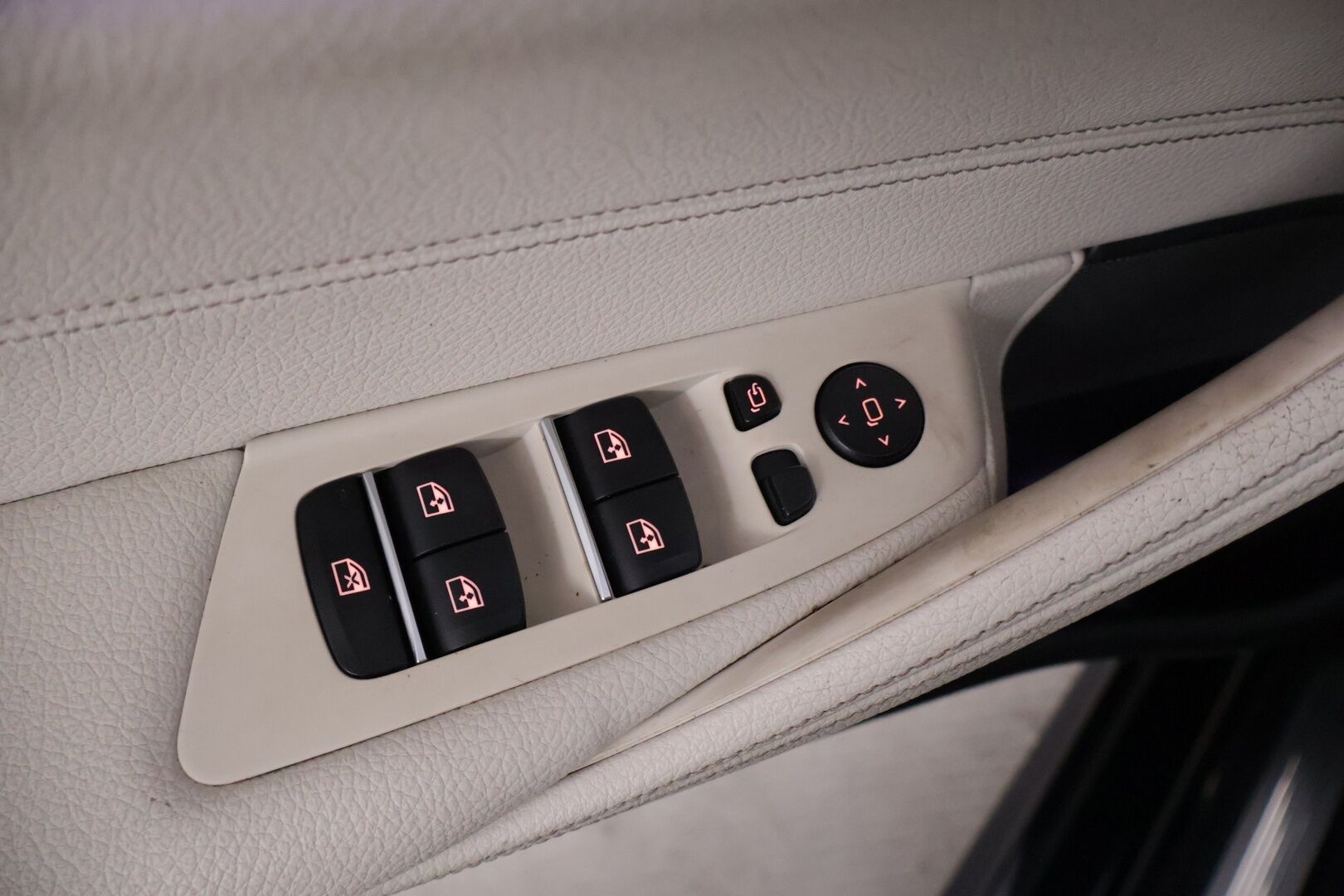 BMW 530 2019 G30 Sedan 530e A Charged Edition M Sport * Harman&Kardon / Dakota Nahat / P. Kamera / LED / Digimittaristo * - Vaaleat nahat / Kahdet renkaat aluvanteilla 