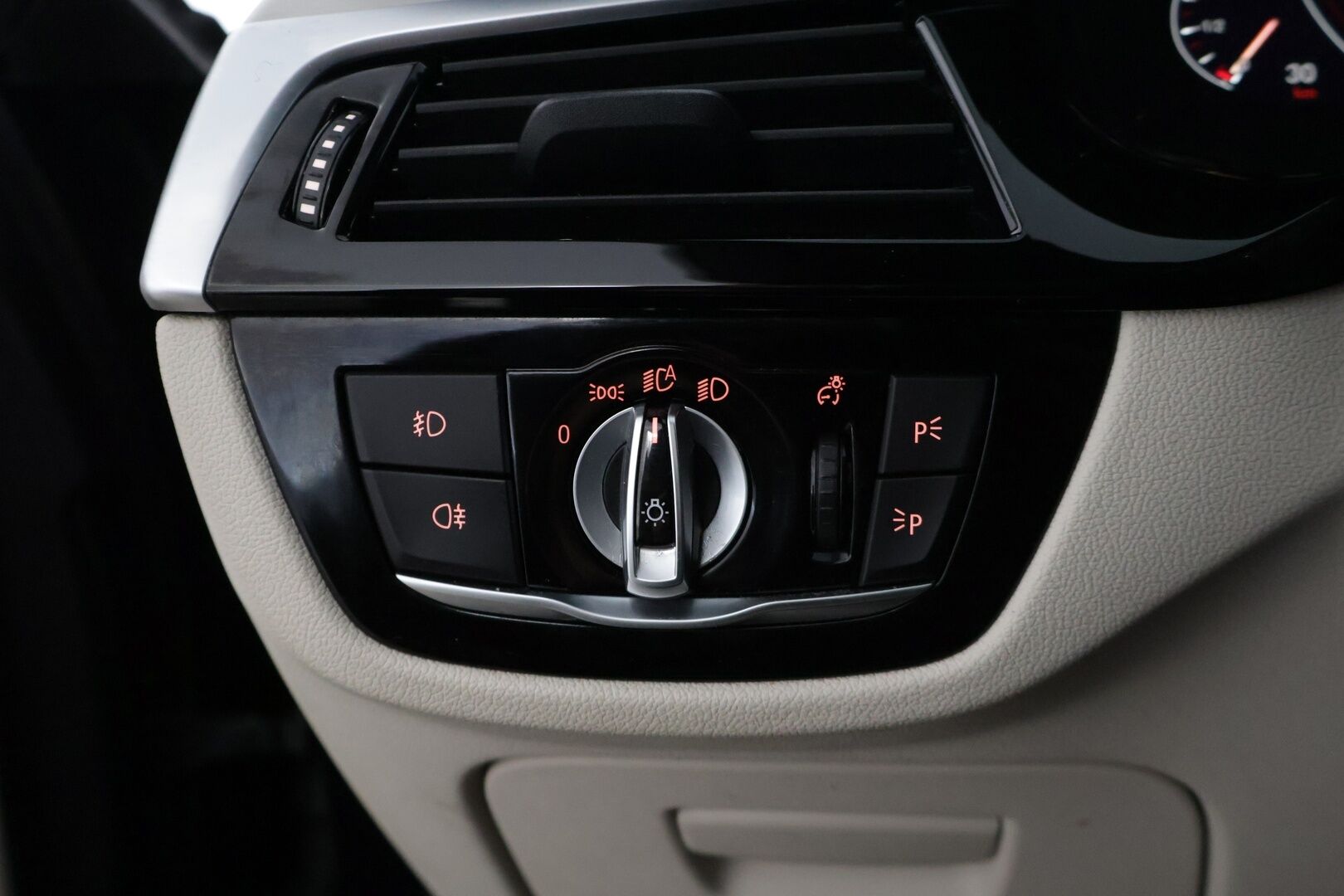 BMW 530 2019 G30 Sedan 530e A Charged Edition M Sport * Harman&Kardon / Dakota Nahat / P. Kamera / LED / Digimittaristo * - Vaaleat nahat / Kahdet renkaat aluvanteilla 