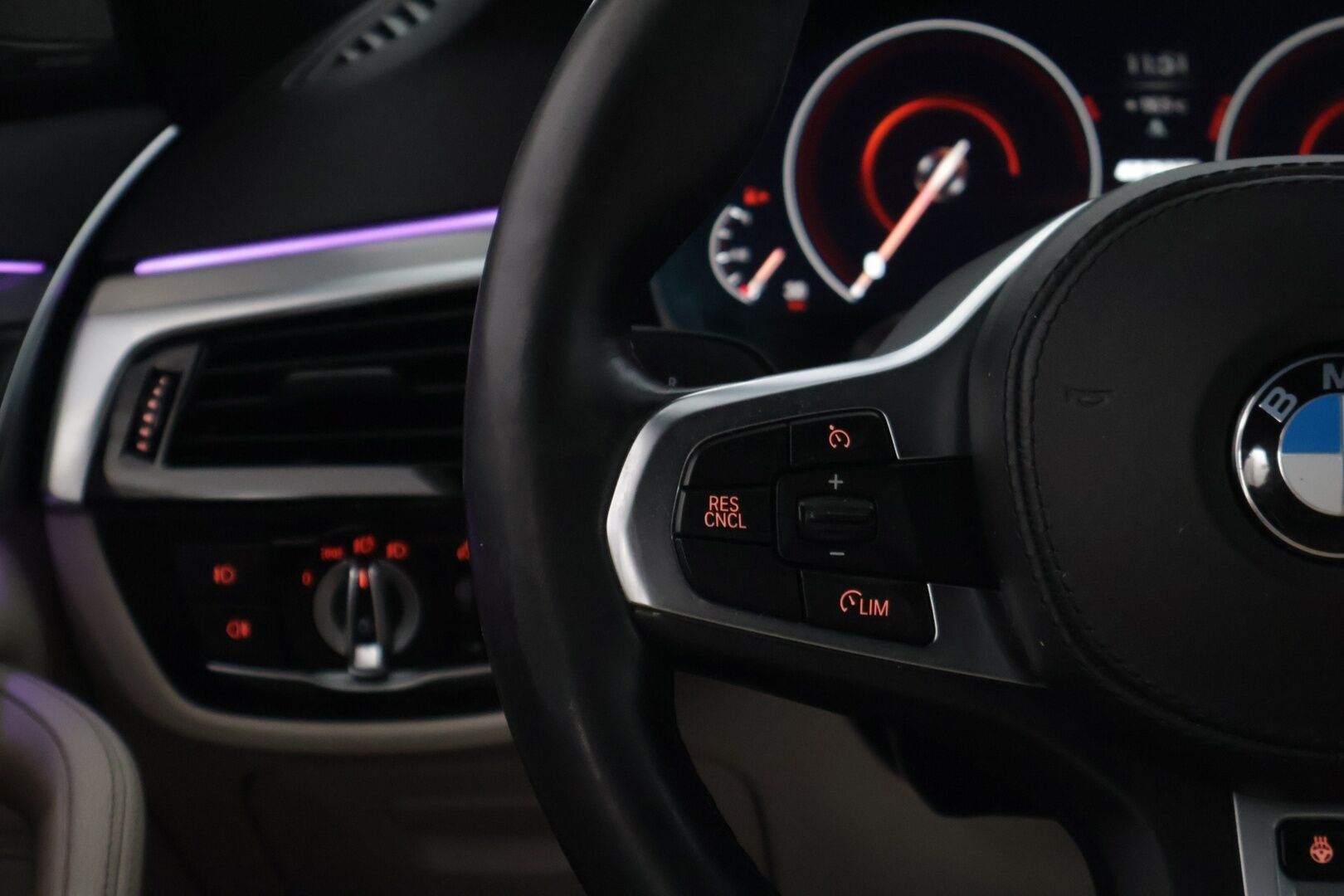 BMW 530 2019 G30 Sedan 530e A Charged Edition M Sport * Harman&Kardon / Dakota Nahat / P. Kamera / LED / Digimittaristo * - Vaaleat nahat / Kahdet renkaat aluvanteilla 