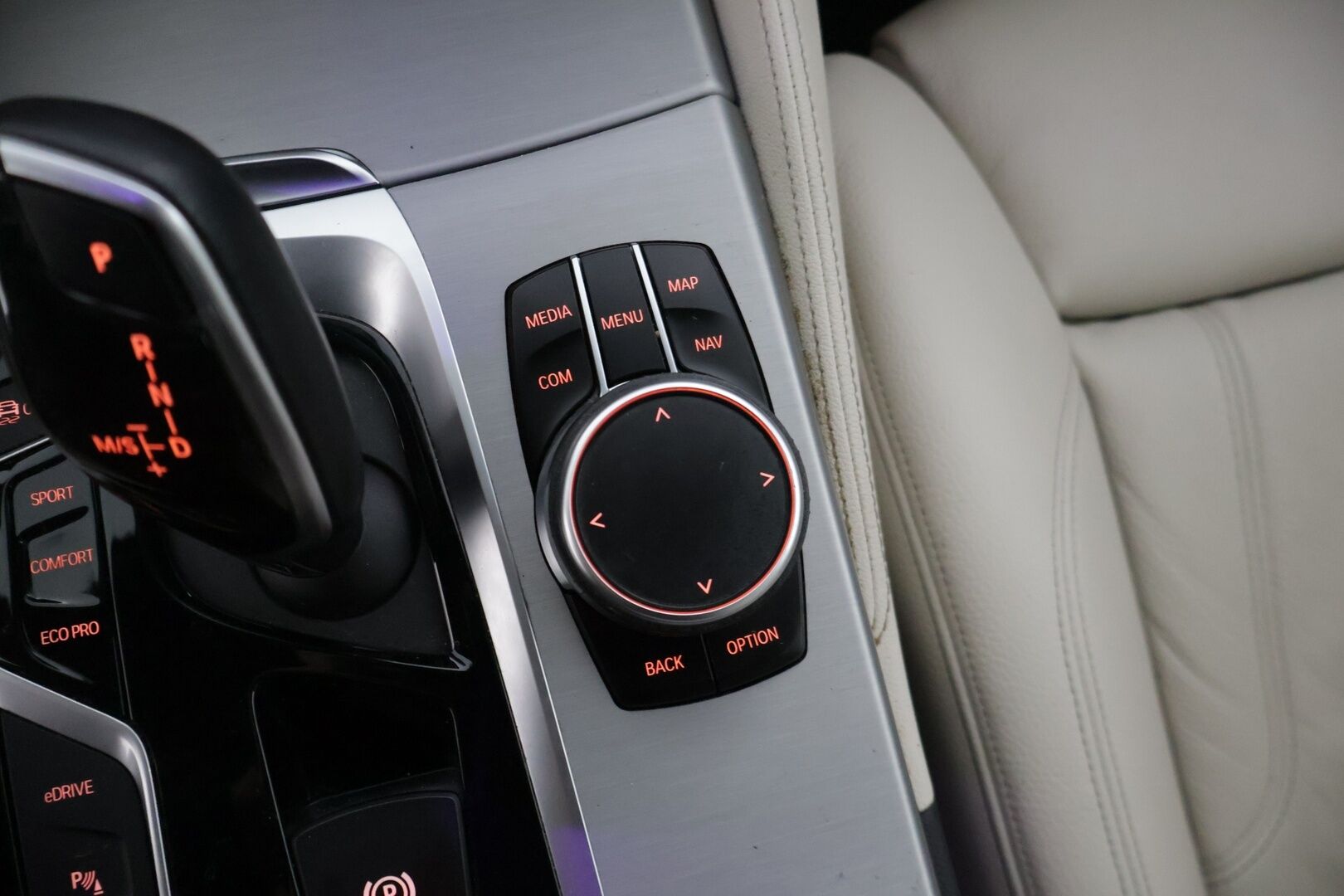 BMW 530 2019 G30 Sedan 530e A Charged Edition M Sport * Harman&Kardon / Dakota Nahat / P. Kamera / LED / Digimittaristo * - Vaaleat nahat / Kahdet renkaat aluvanteilla 