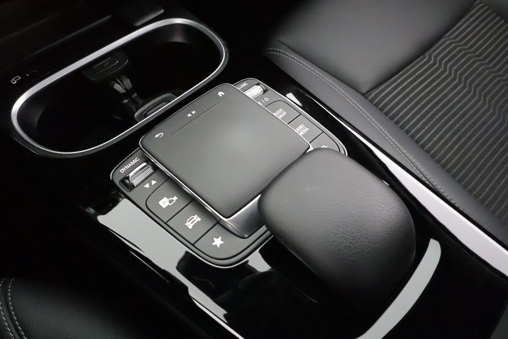 Mercedes-Benz A 2022 220 d 4MATIC A sedan Business * Vakkari / Webasto / P.kamera / LED / Puolinahat * - 1.Om Suomi-auto / Kahdet renkaat aluvanteilla - HULLU BLACKWEEK KORKOTARJOUS 2,49%