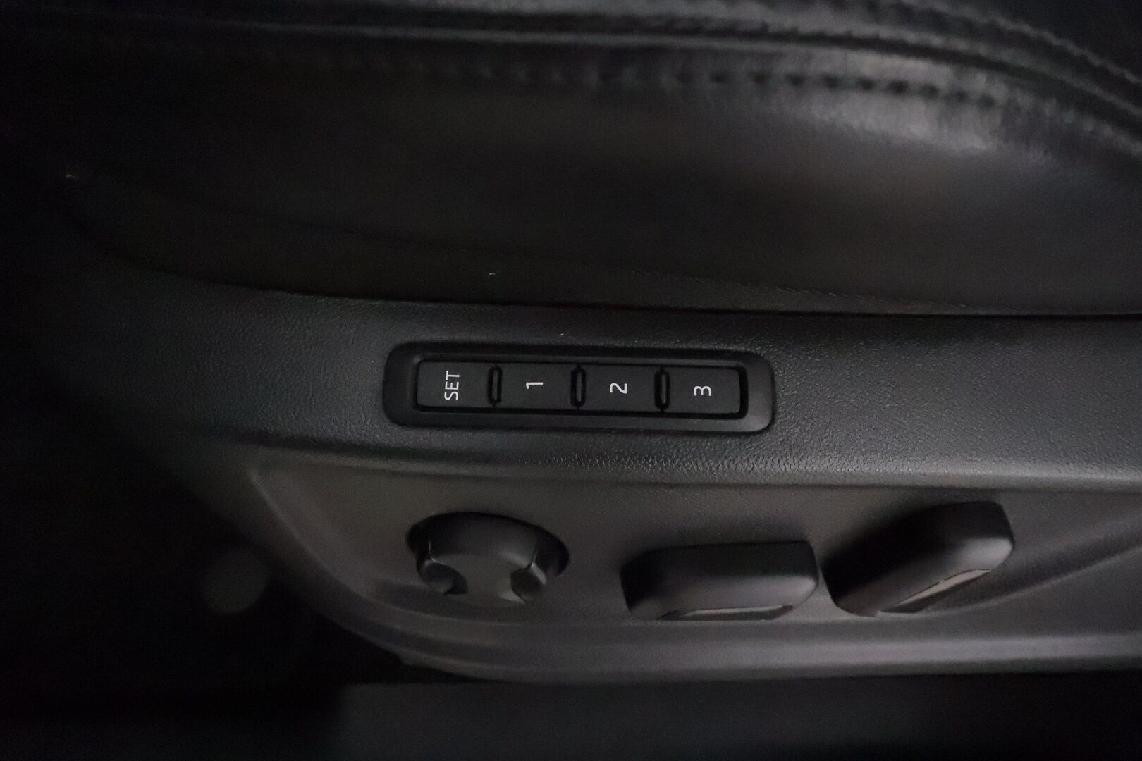 Skoda Kodiaq 2022 2.0 TDI 150 4x4 L&K DSG **Panorama / 360° / Webasto / Koukku / Adapt.Vakkari / Matrix-LED / Ilmastoidut Muistipenkit** - 3,99 % KORKOTARJOUS TÄHÄN AUTOON - 1-om Suomi-auto / Kahdet Renkaat / Huippu Varusteet!