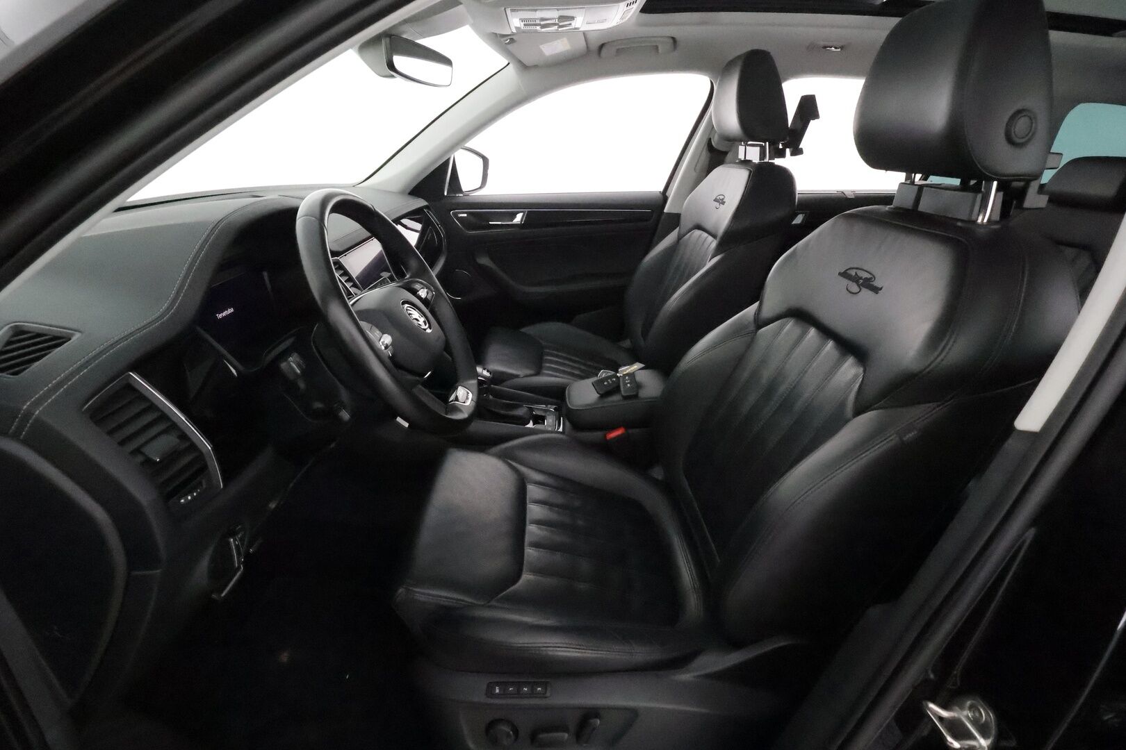 Skoda Kodiaq 2022 2.0 TDI 150 4x4 L&K DSG **Panorama / 360° / Webasto / Koukku / Adapt.Vakkari / Matrix-LED / Ilmastoidut Muistipenkit** - 3,99 % KORKOTARJOUS TÄHÄN AUTOON - 1-om Suomi-auto / Kahdet Renkaat / Huippu Varusteet!