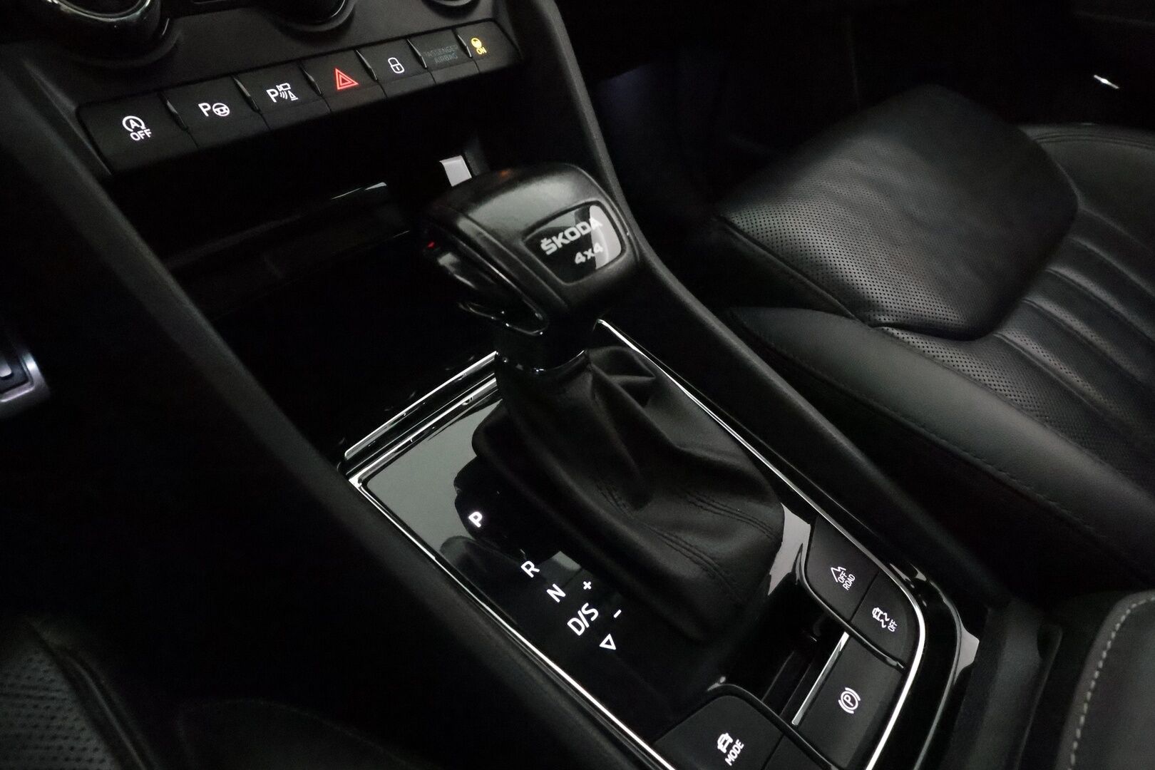 Skoda Kodiaq 2022 2.0 TDI 150 4x4 L&K DSG **Panorama / 360° / Webasto / Koukku / Adapt.Vakkari / Matrix-LED / Ilmastoidut Muistipenkit** - 3,99 % KORKOTARJOUS TÄHÄN AUTOON - 1-om Suomi-auto / Kahdet Renkaat / Huippu Varusteet!