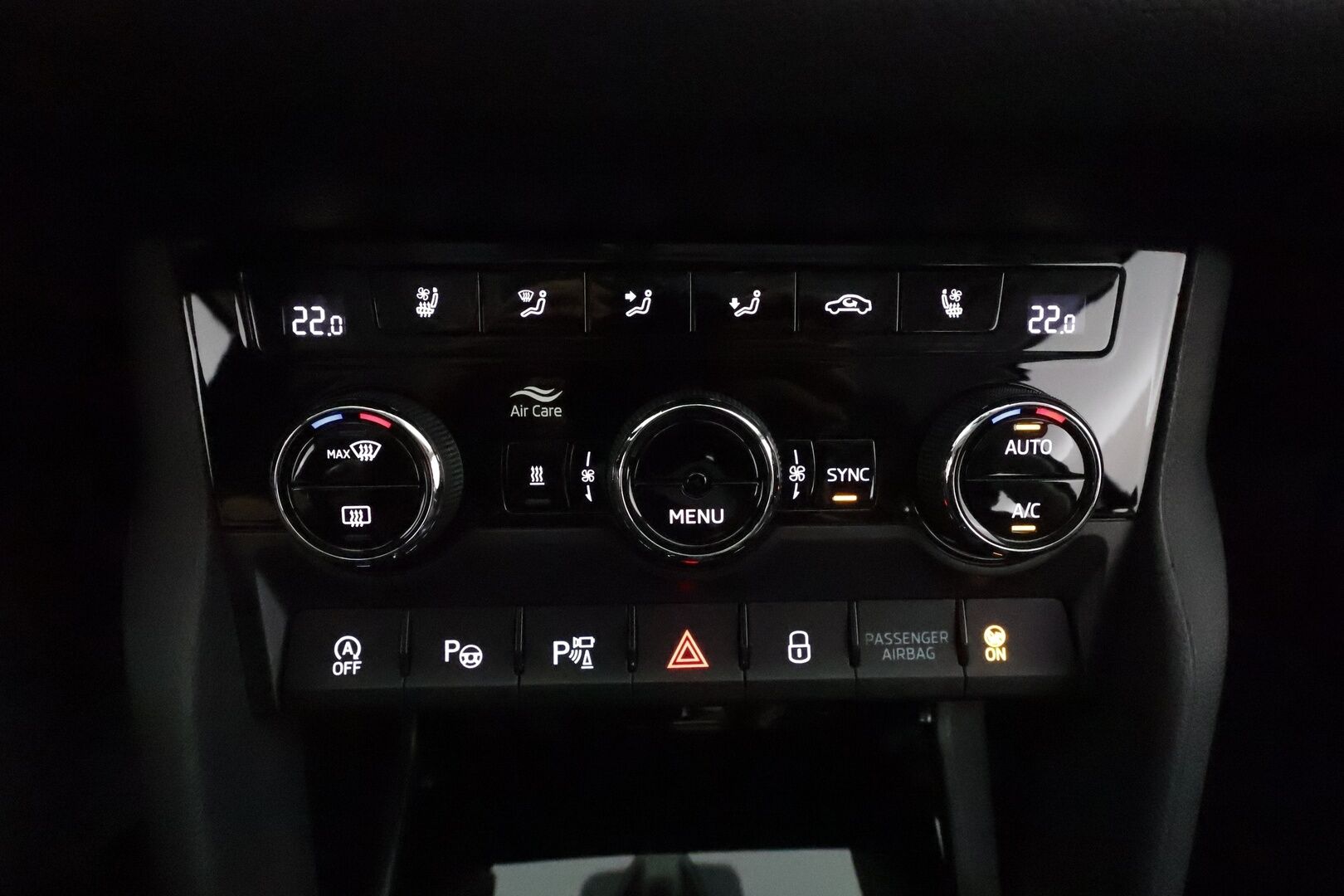 Skoda Kodiaq 2022 2.0 TDI 150 4x4 L&K DSG **Panorama / 360° / Webasto / Koukku / Adapt.Vakkari / Matrix-LED / Ilmastoidut Muistipenkit** - 3,99 % KORKOTARJOUS TÄHÄN AUTOON - 1-om Suomi-auto / Kahdet Renkaat / Huippu Varusteet!