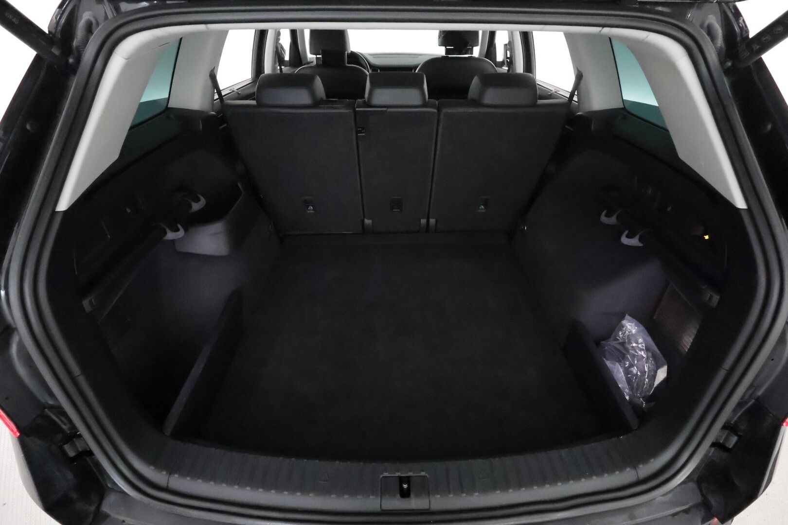 Skoda Kodiaq 2022 2.0 TDI 150 4x4 L&K DSG **Panorama / 360° / Webasto / Koukku / Adapt.Vakkari / Matrix-LED / Ilmastoidut Muistipenkit** - 3,99 % KORKOTARJOUS TÄHÄN AUTOON - 1-om Suomi-auto / Kahdet Renkaat / Huippu Varusteet!
