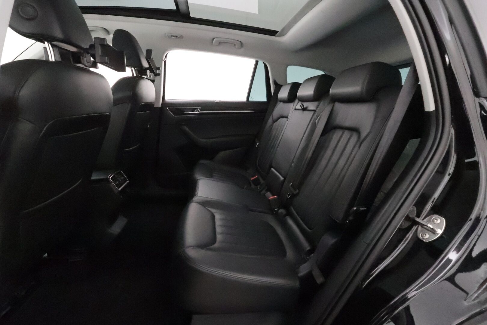 Skoda Kodiaq 2022 2.0 TDI 150 4x4 L&K DSG **Panorama / 360° / Webasto / Koukku / Adapt.Vakkari / Matrix-LED / Ilmastoidut Muistipenkit** - 3,99 % KORKOTARJOUS TÄHÄN AUTOON - 1-om Suomi-auto / Kahdet Renkaat / Huippu Varusteet!