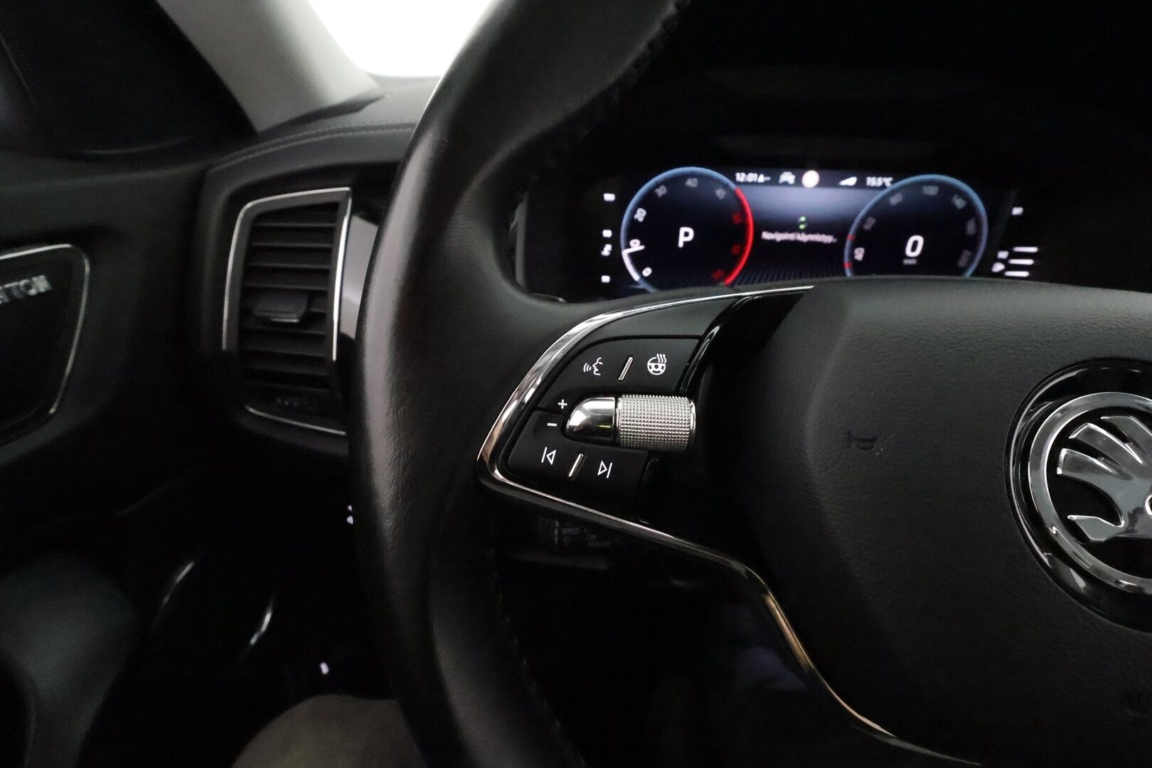 Skoda Kodiaq 2022 2.0 TDI 150 4x4 L&K DSG **Panorama / 360° / Webasto / Koukku / Adapt.Vakkari / Matrix-LED / Ilmastoidut Muistipenkit** - 3,99 % KORKOTARJOUS TÄHÄN AUTOON - 1-om Suomi-auto / Kahdet Renkaat / Huippu Varusteet!