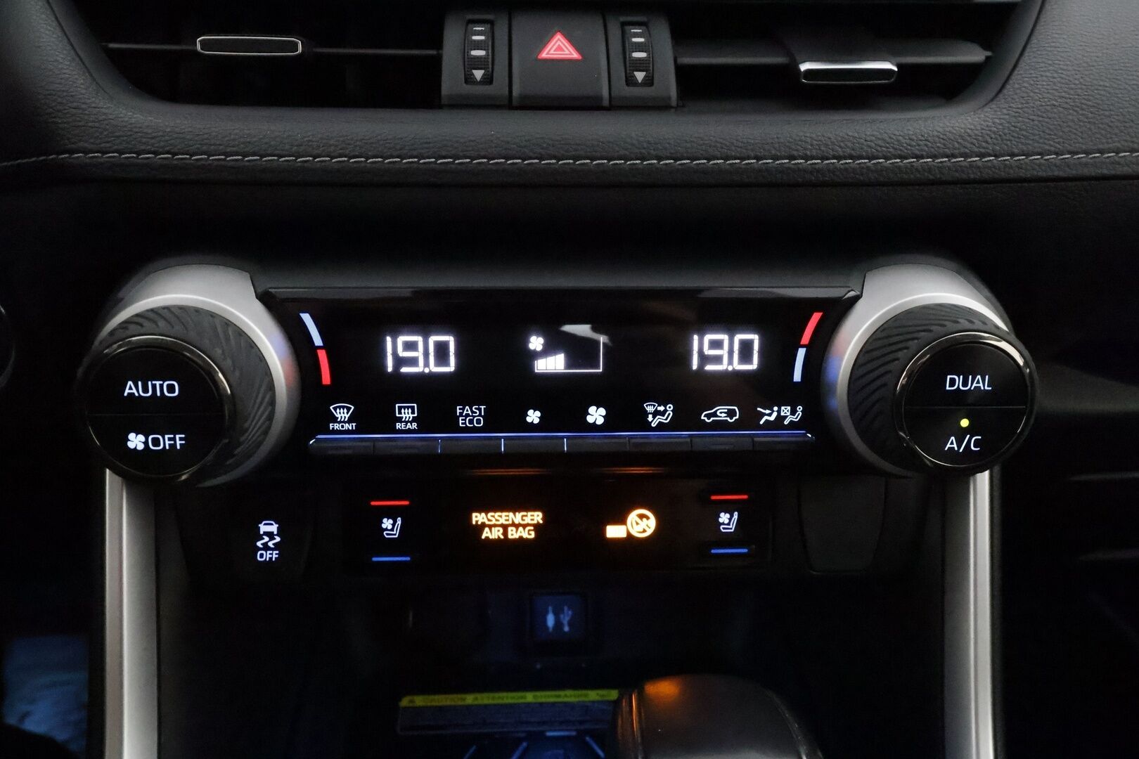 Toyota RAV4 2019 2,5 Hybrid AWD-i Premium Business ** 360° Kamera / Adapt.Vakkari / LED-valot / Koukku / JBL / Ilmastoitu Muistipenkki ** - 3,99 % KORKOTARJOUS TÄHÄN AUTOON - 2x Renkaat