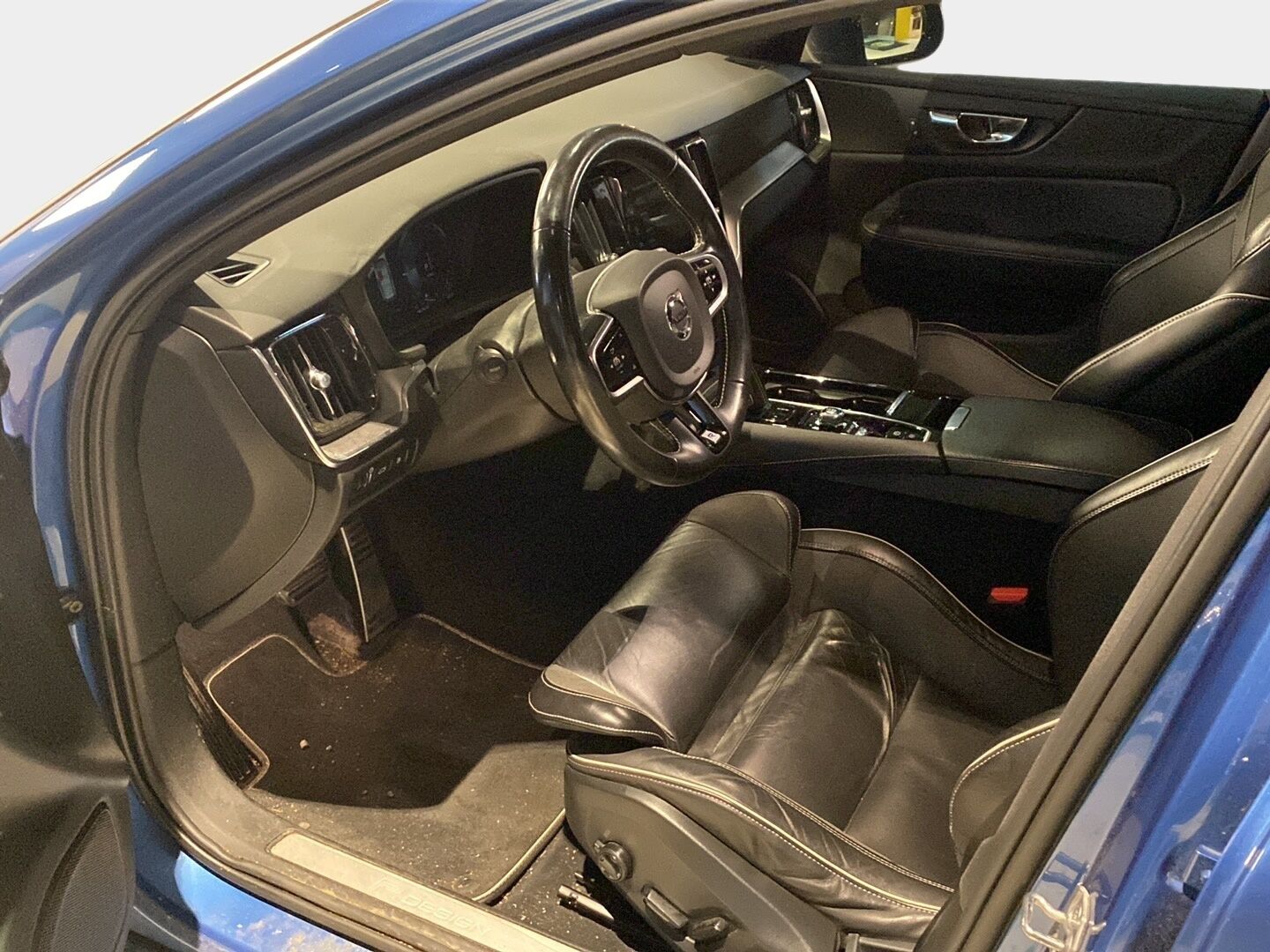 Volvo V60 2020 T8 TwE AWD R-Design aut - Webasto / Adapt.vakkari / Peruutuskamera / High.Perf Audio / Muistipenkki / Vetokoukku / Sähköluukku / Huippusiisti!