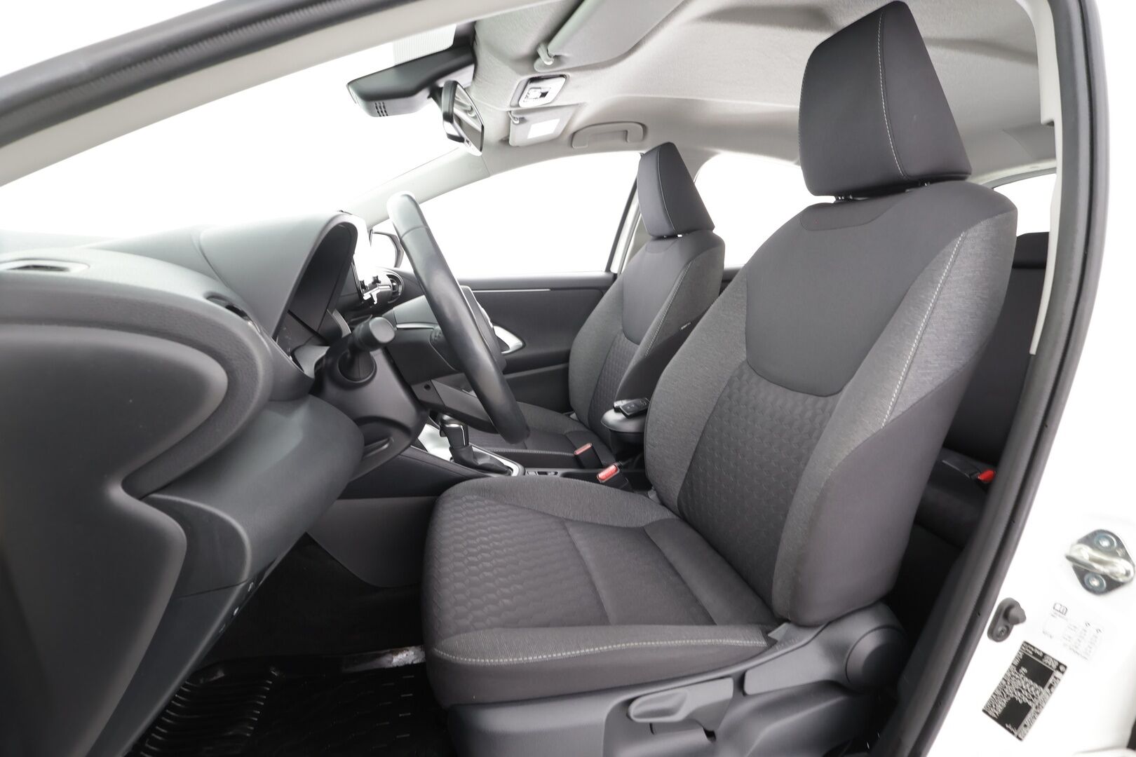 Toyota Yaris 2022 1,5 Hybrid Active * ACC / P.Kamera / Kaistavahti / Apple&Android / Navi / Keyless * - Suomi-auto / Kahdet renkaat aluvanteilla - HULLUT AVAJAISHULINAT KORKOTARJOUS 3,29 %