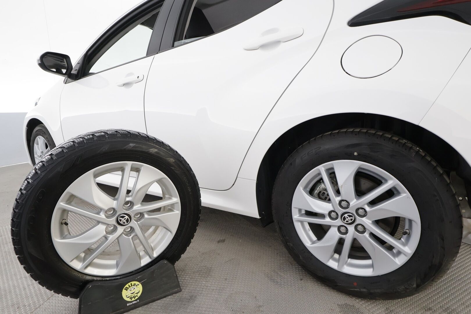 Toyota Yaris 2022 1,5 Hybrid Active * ACC / P.Kamera / Kaistavahti / Apple&Android / Navi / Keyless * - Suomi-auto / Kahdet renkaat aluvanteilla - HULLUT AVAJAISHULINAT KORKOTARJOUS 3,29 %