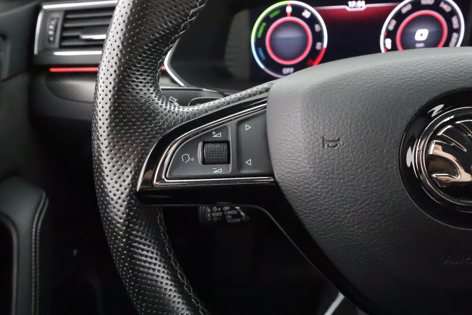 Skoda Superb 2020 Combi 1,4TSI PHEV SportLine iV DSG * Webasto / Koukku / ACC / Matrix-LED / Muistipenkki / P.kamera / Navi * - 2x Latauskaapelit / Kahdet renkaat - HULLUT VÄLIPÄIVÄT KORKOTARJOUS 2,49%