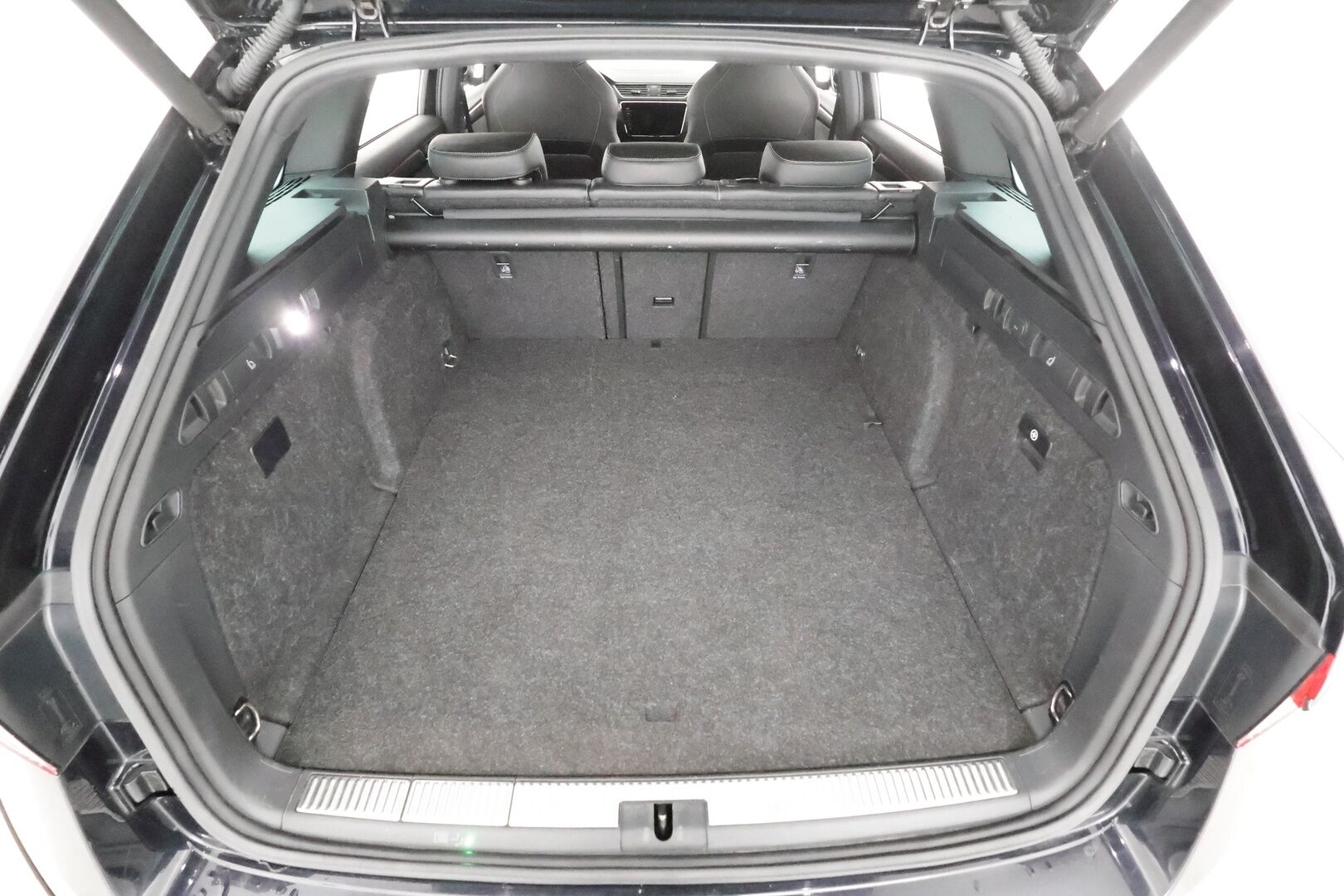 Skoda Superb 2020 Combi 1,4TSI PHEV SportLine iV DSG * Webasto / Koukku / ACC / Matrix-LED / Muistipenkki / P.kamera / Navi * - 2x Latauskaapelit / Kahdet renkaat - HULLUT VÄLIPÄIVÄT KORKOTARJOUS 2,49%