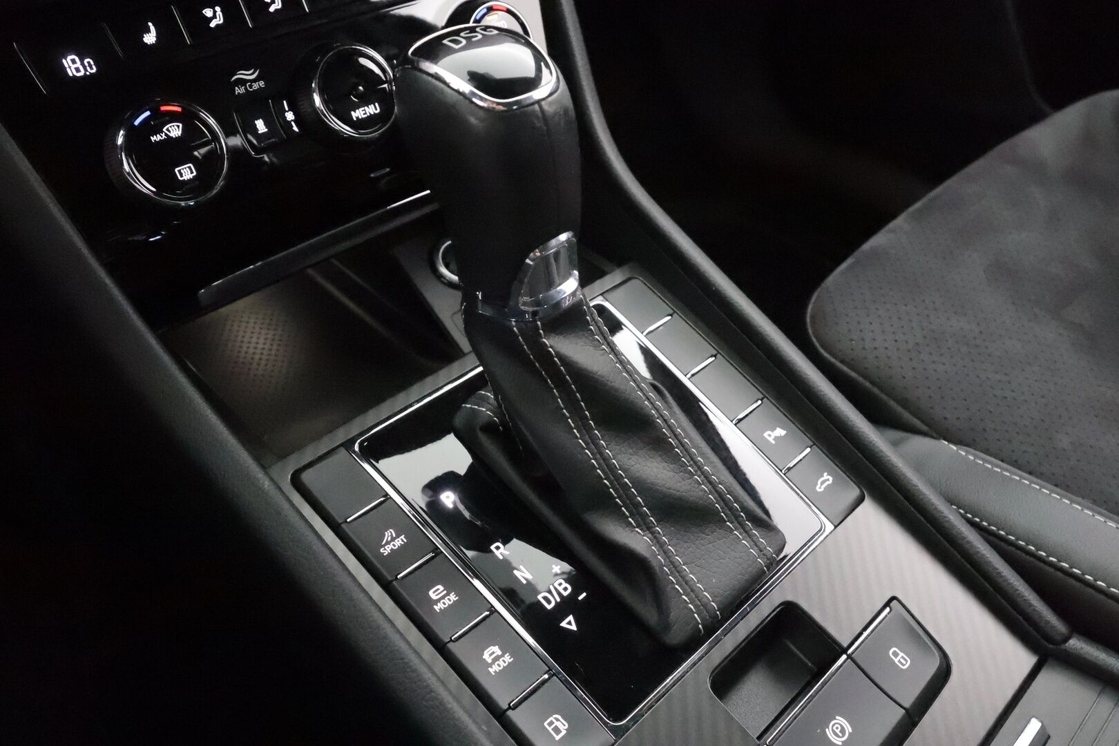 Skoda Superb 2020 Combi 1,4TSI PHEV SportLine iV DSG * Webasto / Koukku / ACC / Matrix-LED / Muistipenkki / P.kamera / Navi * - 2x Latauskaapelit / Kahdet renkaat - HULLUT VÄLIPÄIVÄT KORKOTARJOUS 2,49%