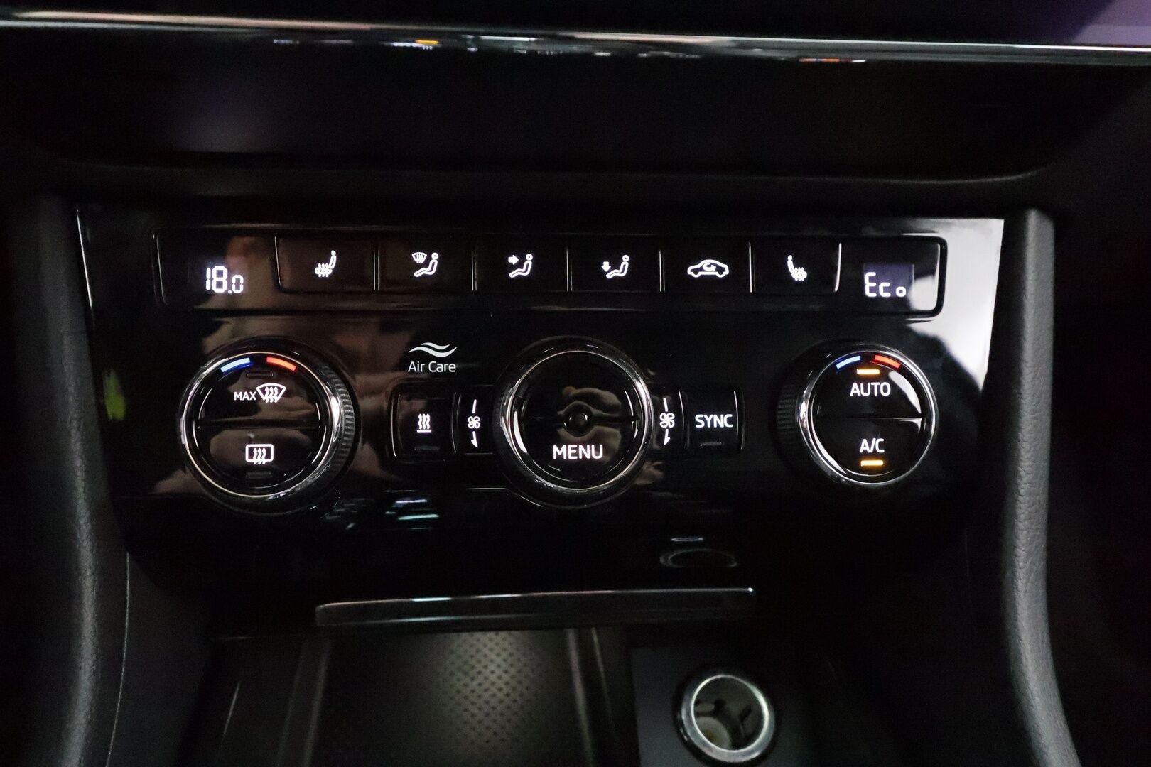 Skoda Superb 2020 Combi 1,4TSI PHEV SportLine iV DSG * Webasto / Koukku / ACC / Matrix-LED / Muistipenkki / P.kamera / Navi * - 2x Latauskaapelit / Kahdet renkaat - HULLUT VÄLIPÄIVÄT KORKOTARJOUS 2,49%