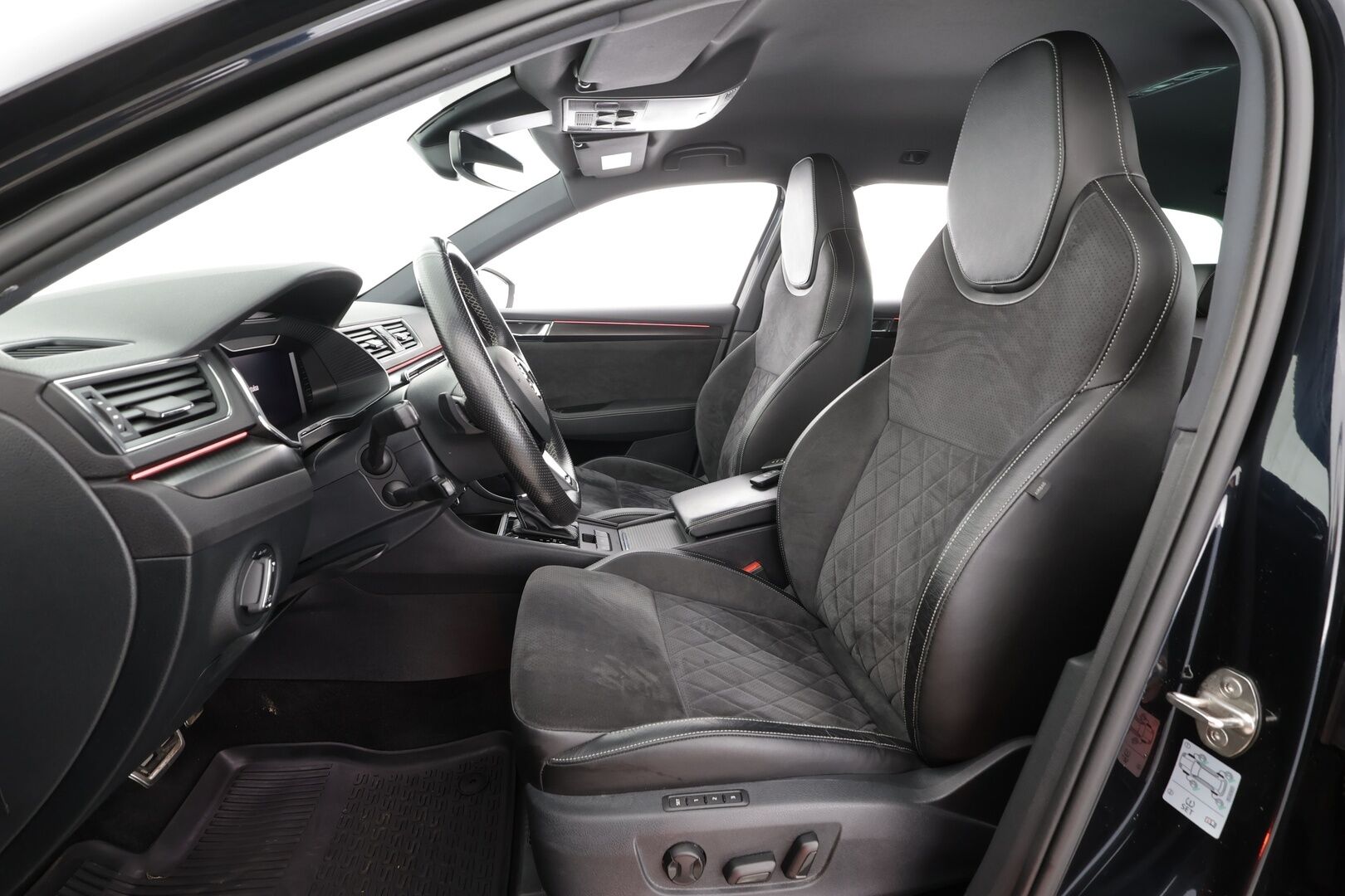 Skoda Superb 2020 Combi 1,4TSI PHEV SportLine iV DSG * Webasto / Koukku / ACC / Matrix-LED / Muistipenkki / P.kamera / Navi * - 2x Latauskaapelit / Kahdet renkaat - HULLUT VÄLIPÄIVÄT KORKOTARJOUS 2,49%