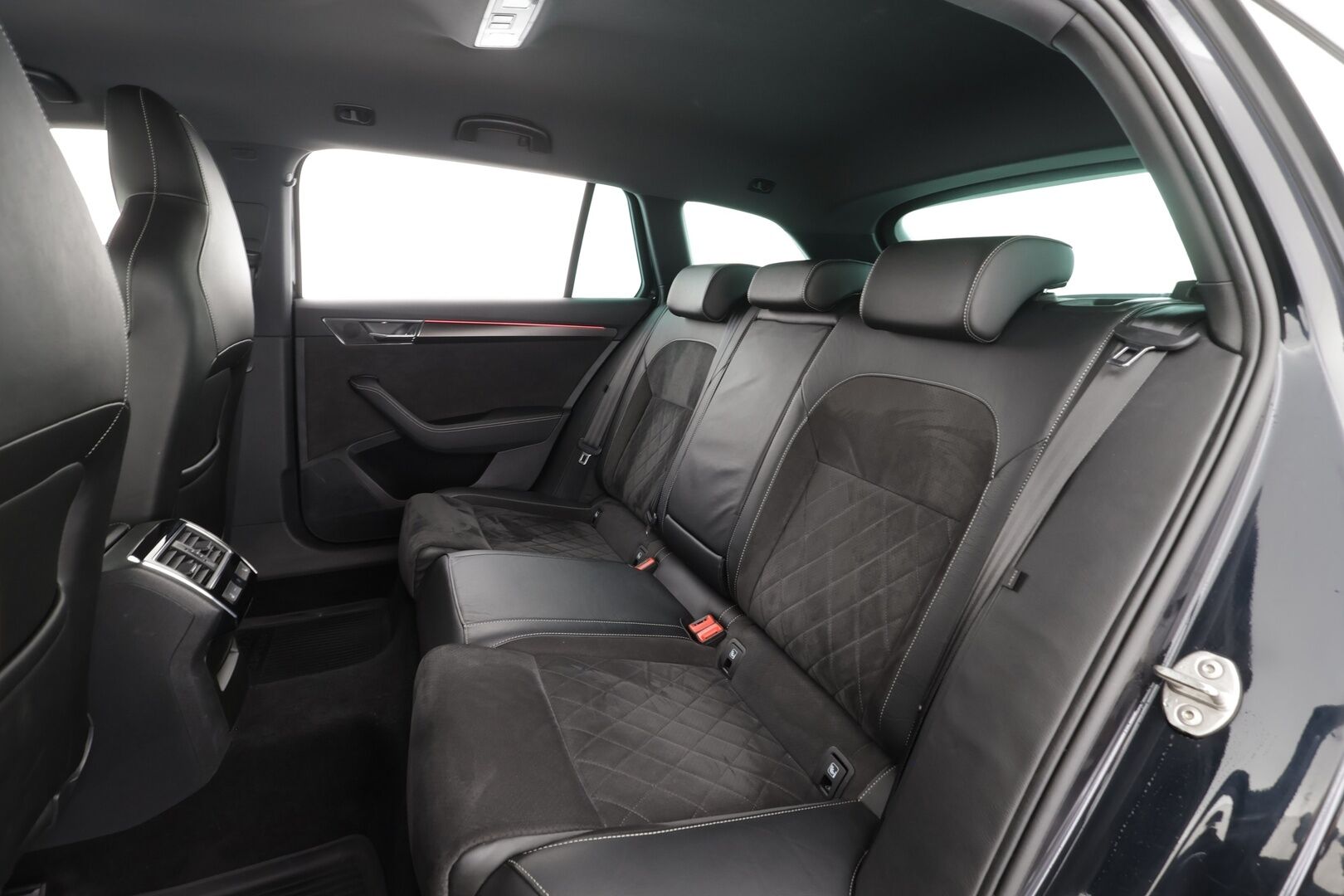 Skoda Superb 2020 Combi 1,4TSI PHEV SportLine iV DSG * Webasto / Koukku / ACC / Matrix-LED / Muistipenkki / P.kamera / Navi * - 2x Latauskaapelit / Kahdet renkaat - HULLUT VÄLIPÄIVÄT KORKOTARJOUS 2,49%