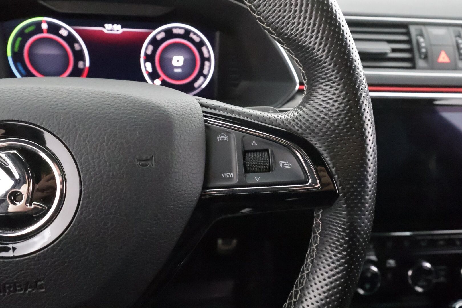 Skoda Superb 2020 Combi 1,4TSI PHEV SportLine iV DSG * Webasto / Koukku / ACC / Matrix-LED / Muistipenkki / P.kamera / Navi * - 2x Latauskaapelit / Kahdet renkaat - HULLUT VÄLIPÄIVÄT KORKOTARJOUS 2,49%