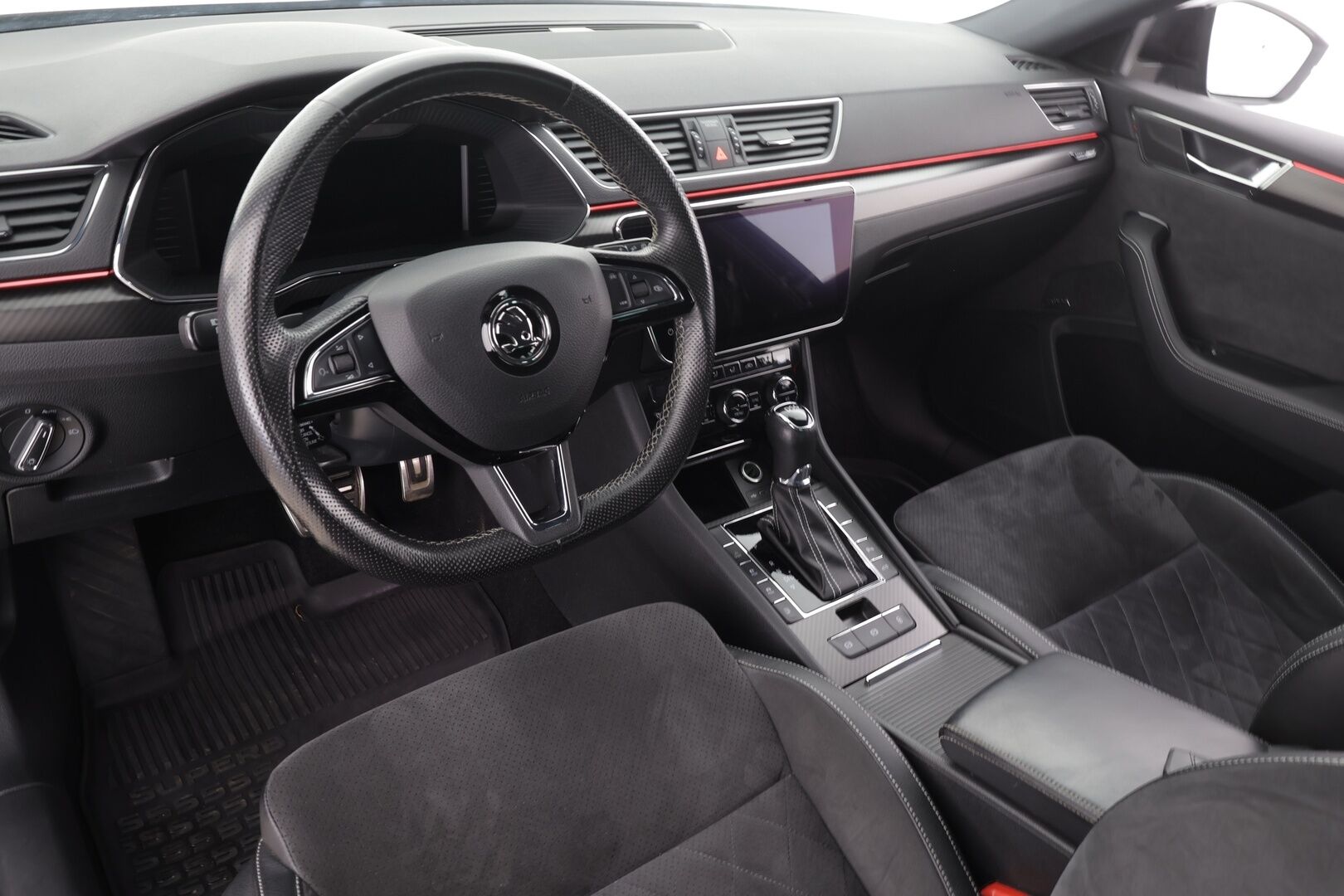 Skoda Superb 2020 Combi 1,4TSI PHEV SportLine iV DSG * Webasto / Koukku / ACC / Matrix-LED / Muistipenkki / P.kamera / Navi * - 2x Latauskaapelit / Kahdet renkaat - HULLUT VÄLIPÄIVÄT KORKOTARJOUS 2,49%