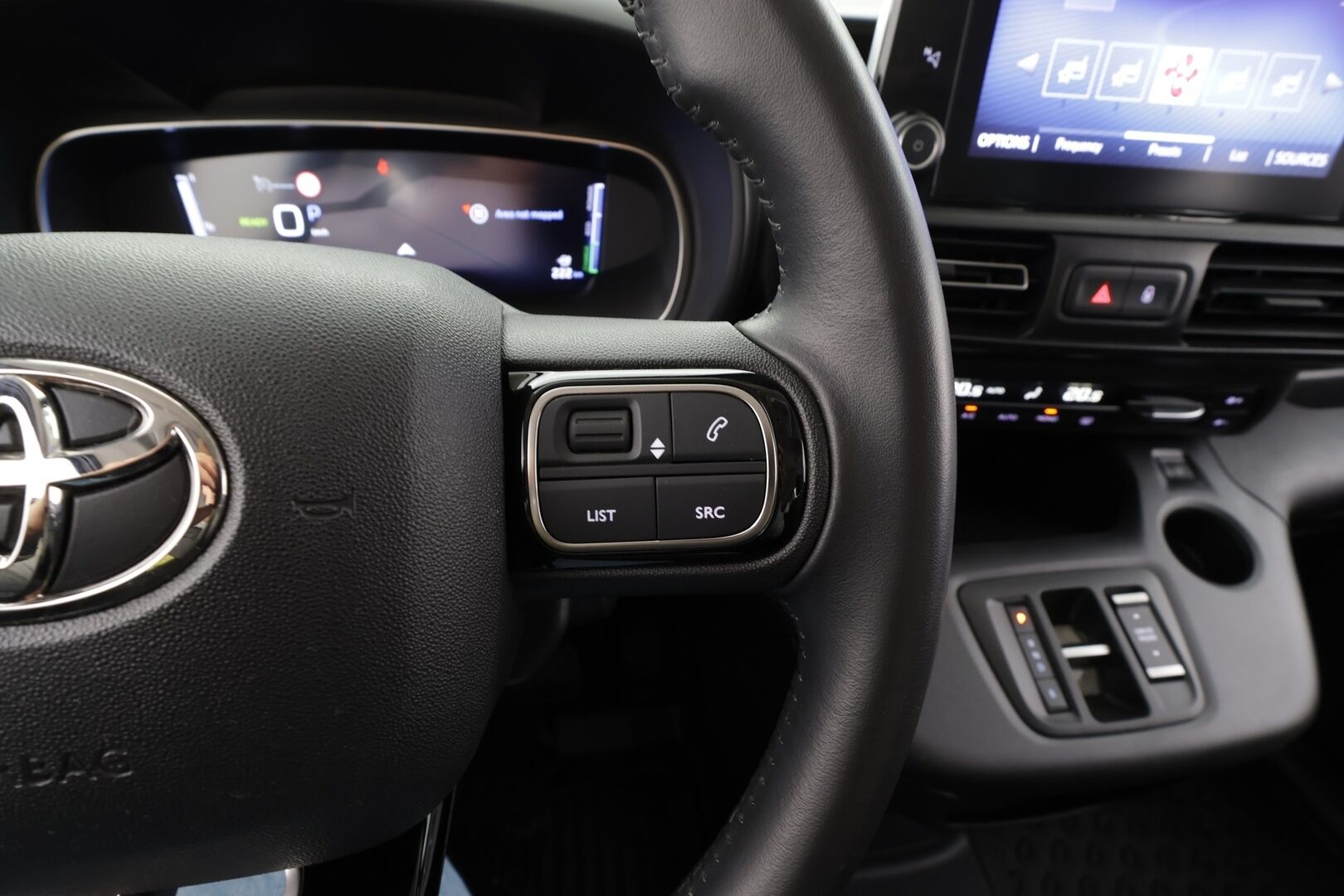 Toyota Proace CITY Verso EV 2022 L2 Premium 50 kWh 7-P * Vakkari / Koukku / P.Kamera / Navi / Kaistavahti / Digimittaristo / LED-Lisä / Keyless / Apple&Android * - Suomi-auto / Kahdet renkaat aluvanteilla / Merkkihuollettu - HULLUT AVAJAISHULINAT KORKOTARJOUS 3,29 %