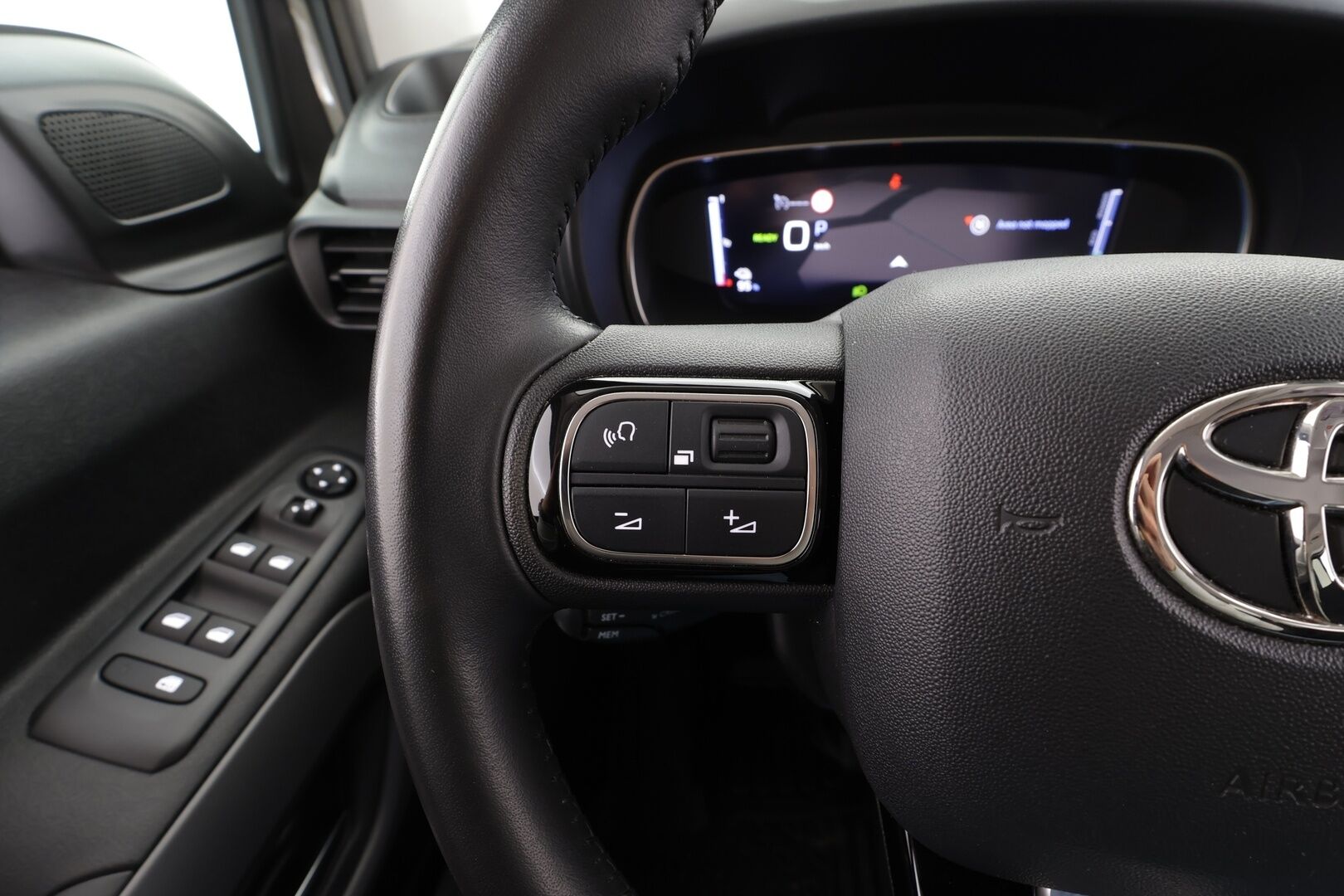 Toyota Proace CITY Verso EV 2022 L2 Premium 50 kWh 7-P * Vakkari / Koukku / P.Kamera / Navi / Kaistavahti / Digimittaristo / LED-Lisä / Keyless / Apple&Android * - Suomi-auto / Kahdet renkaat aluvanteilla / Merkkihuollettu - HULLUT AVAJAISHULINAT KORKOTARJOUS 3,29 %