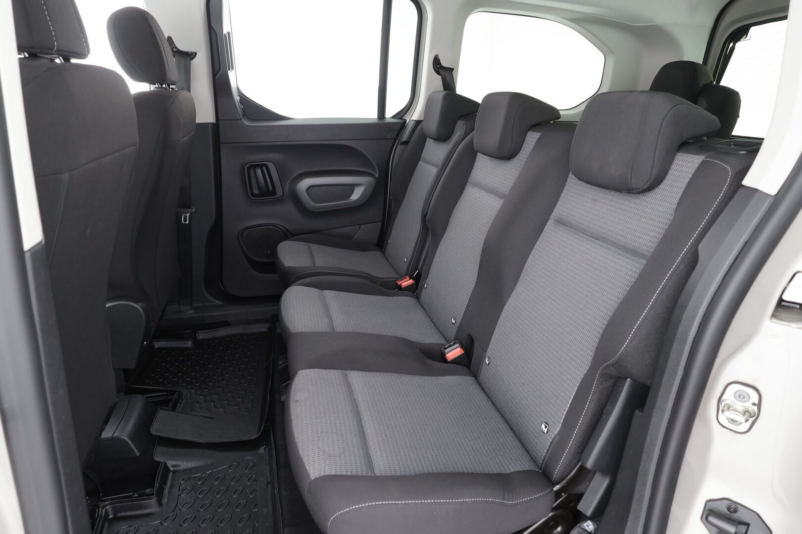 Toyota Proace CITY Verso EV 2022 L2 Premium 50 kWh 7-P * Vakkari / Koukku / P.Kamera / Navi / Kaistavahti / Digimittaristo / LED-Lisä / Keyless / Apple&Android * - Suomi-auto / Kahdet renkaat aluvanteilla / Merkkihuollettu - HULLUT AVAJAISHULINAT KORKOTARJOUS 3,29 %