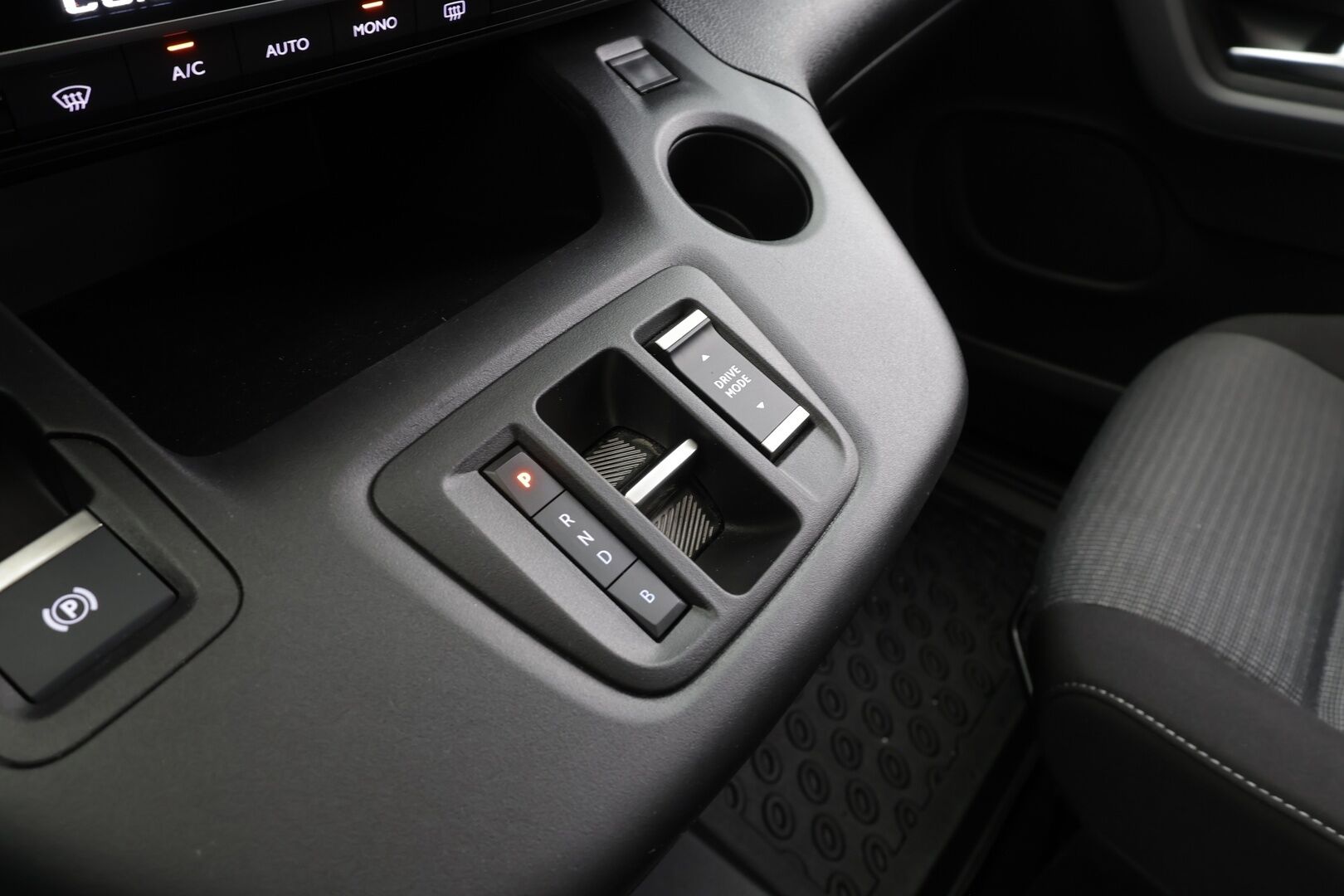 Toyota Proace CITY Verso EV 2022 L2 Premium 50 kWh 7-P * Vakkari / Koukku / P.Kamera / Navi / Kaistavahti / Digimittaristo / LED-Lisä / Keyless / Apple&Android * - Suomi-auto / Kahdet renkaat aluvanteilla / Merkkihuollettu - HULLUT AVAJAISHULINAT KORKOTARJOUS 3,29 %