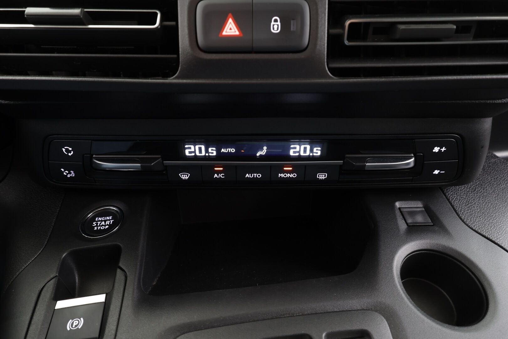 Toyota Proace CITY Verso EV 2022 L2 Premium 50 kWh 7-P * Vakkari / Koukku / P.Kamera / Navi / Kaistavahti / Digimittaristo / LED-Lisä / Keyless / Apple&Android * - Suomi-auto / Kahdet renkaat aluvanteilla / Merkkihuollettu - HULLUT AVAJAISHULINAT KORKOTARJOUS 3,29 %