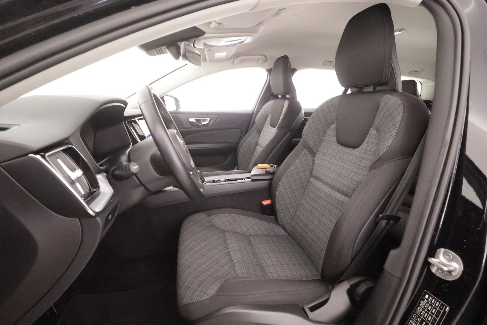 Volvo V60 2023 B3 MHEV Business Core DCT aut - | Pilot assist | Webasto | Full-LED | P.Kamera | High Performance LED | Keyless | Apple&Android | Suomi-auto | Kahdet Renkaat |