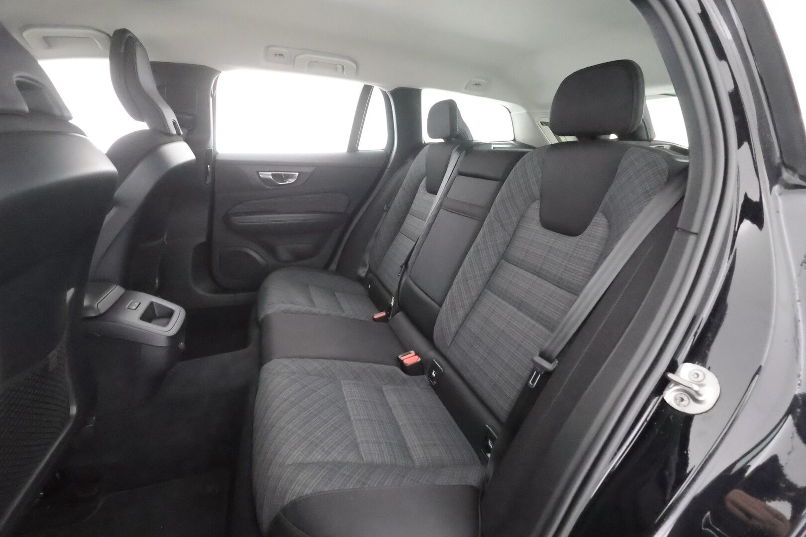 Volvo V60 2023 B3 MHEV Business Core DCT aut - | Pilot assist | Webasto | Full-LED | P.Kamera | High Performance LED | Keyless | Apple&Android | Suomi-auto | Kahdet Renkaat |