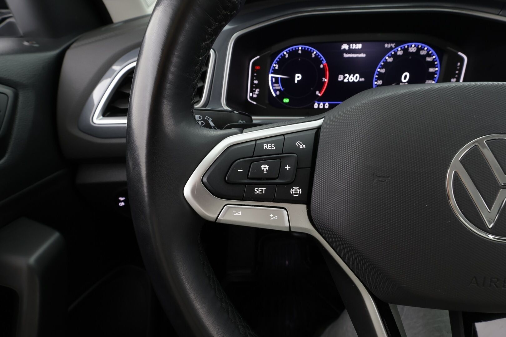 Volkswagen T-Roc 2023 Style Business 1,5 TSI EVO 110 kW DSG * ACC / P.tutkat / Webasto / IQ.Light / Digimittaristo / Facelift * - Suomi-auto / Kahdet renkaat aluvanteilla / Merkkihuollettu