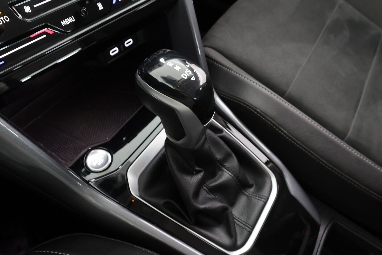 Volkswagen T-Roc 2023 Style Business 1,5 TSI EVO 110 kW DSG * ACC / P.tutkat / Webasto / IQ.Light / Digimittaristo / Facelift * - Suomi-auto / Kahdet renkaat aluvanteilla / Merkkihuollettu - HULLUT VÄLIPÄIVÄT KORKOTARJOUS 2,49%