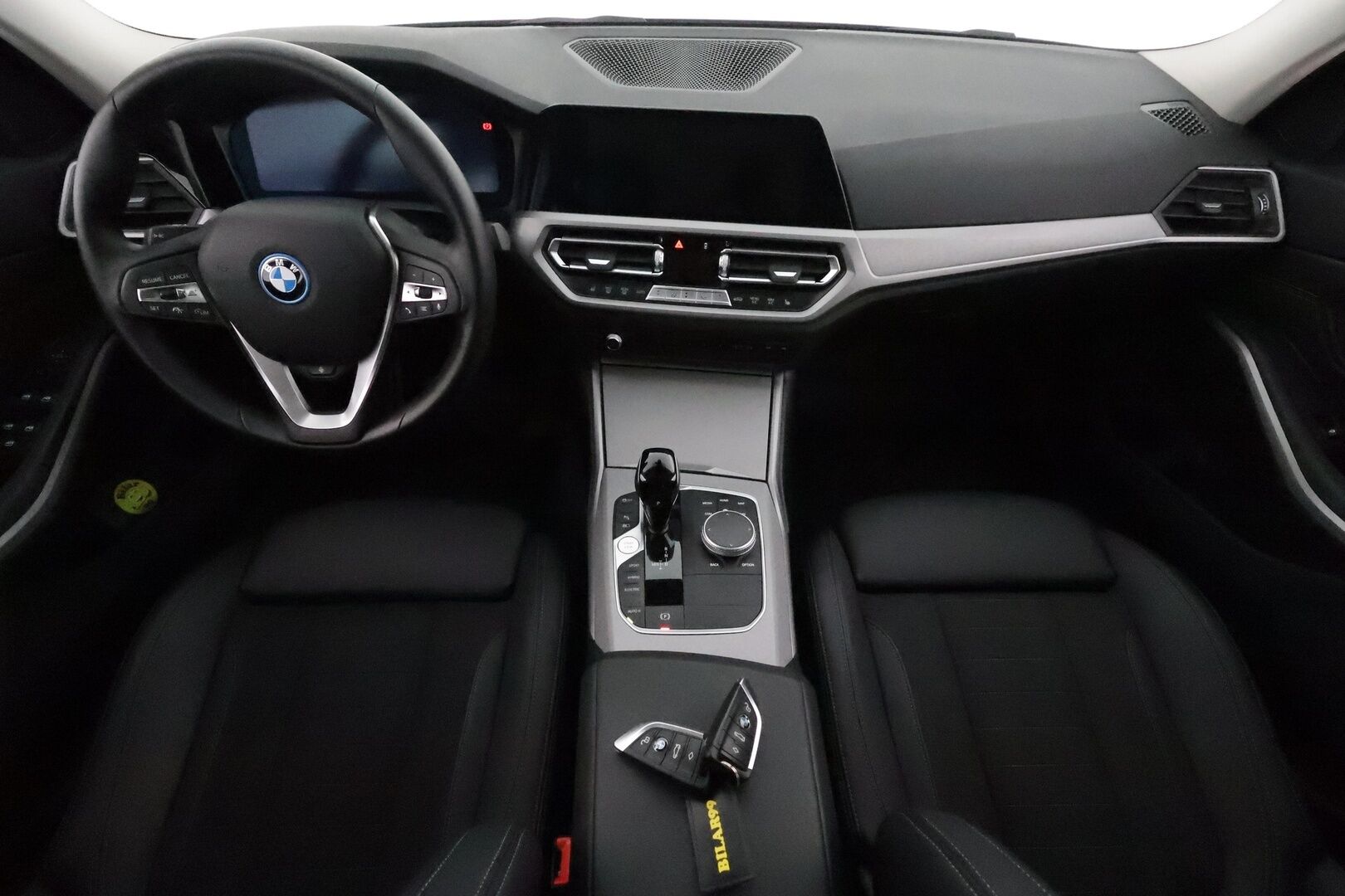 BMW 330 2022 G20 Sedan 330e xDrive A Charged Edition Sport **Adapt.vakkari / Hifit / P.tutkat / Comfort Access / Adapt.LED** - 3,99 % KORKOTARJOUS TÄHÄN AUTOON - Suomi-auto / Merkkihuollettu / Kahdet renkaat aluvanteilla / Digimittaristo / Puolinahat / Sähköpenkit, kuskin muistilla / Sporttipenkit 