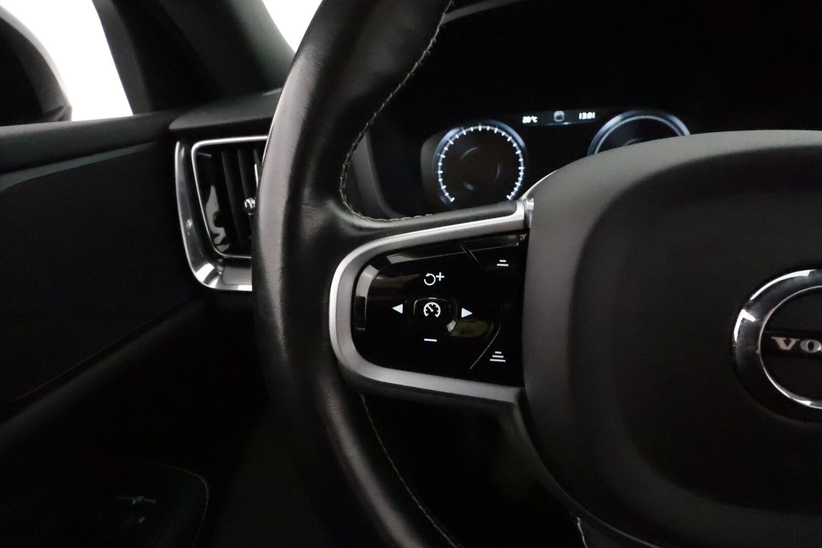 Volvo V60 2020 T8 TwE AWD R-Design aut **Adapt.vakkari / Full LED / BLIS / Koukku / Muistipenkki / Sporttipenkit** - Kahdet renkaat aluvanteilla / Merkkihuollettu / Penkinlämmittimet takana / Ratinlämmitin / Puolinahat / High Performance Audio