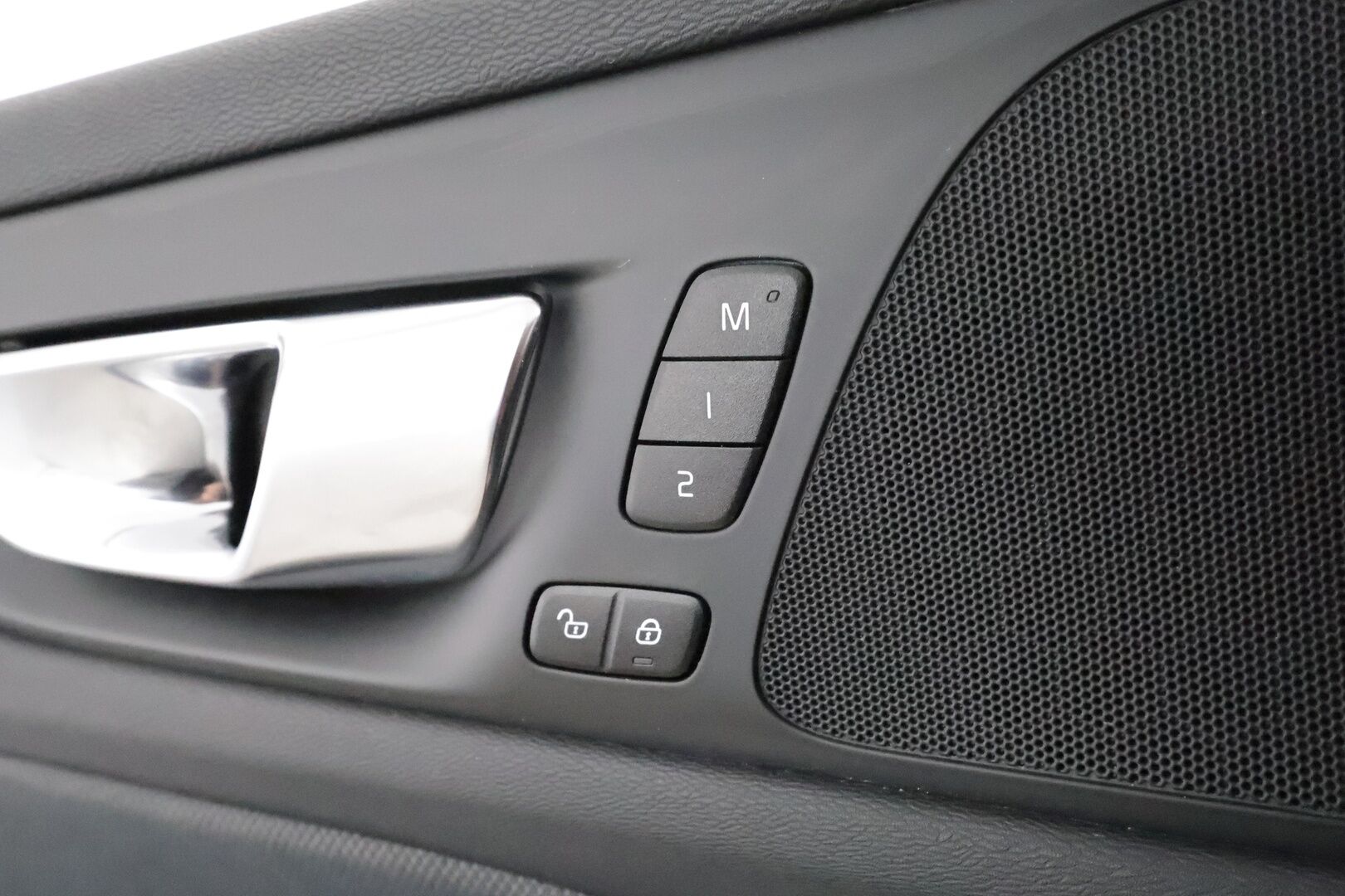 Volvo V60 2020 T8 TwE AWD R-Design aut **Adapt.vakkari / Full LED / BLIS / Koukku / Muistipenkki / Sporttipenkit** - Kahdet renkaat aluvanteilla / Merkkihuollettu / Penkinlämmittimet takana / Ratinlämmitin / Puolinahat / High Performance Audio